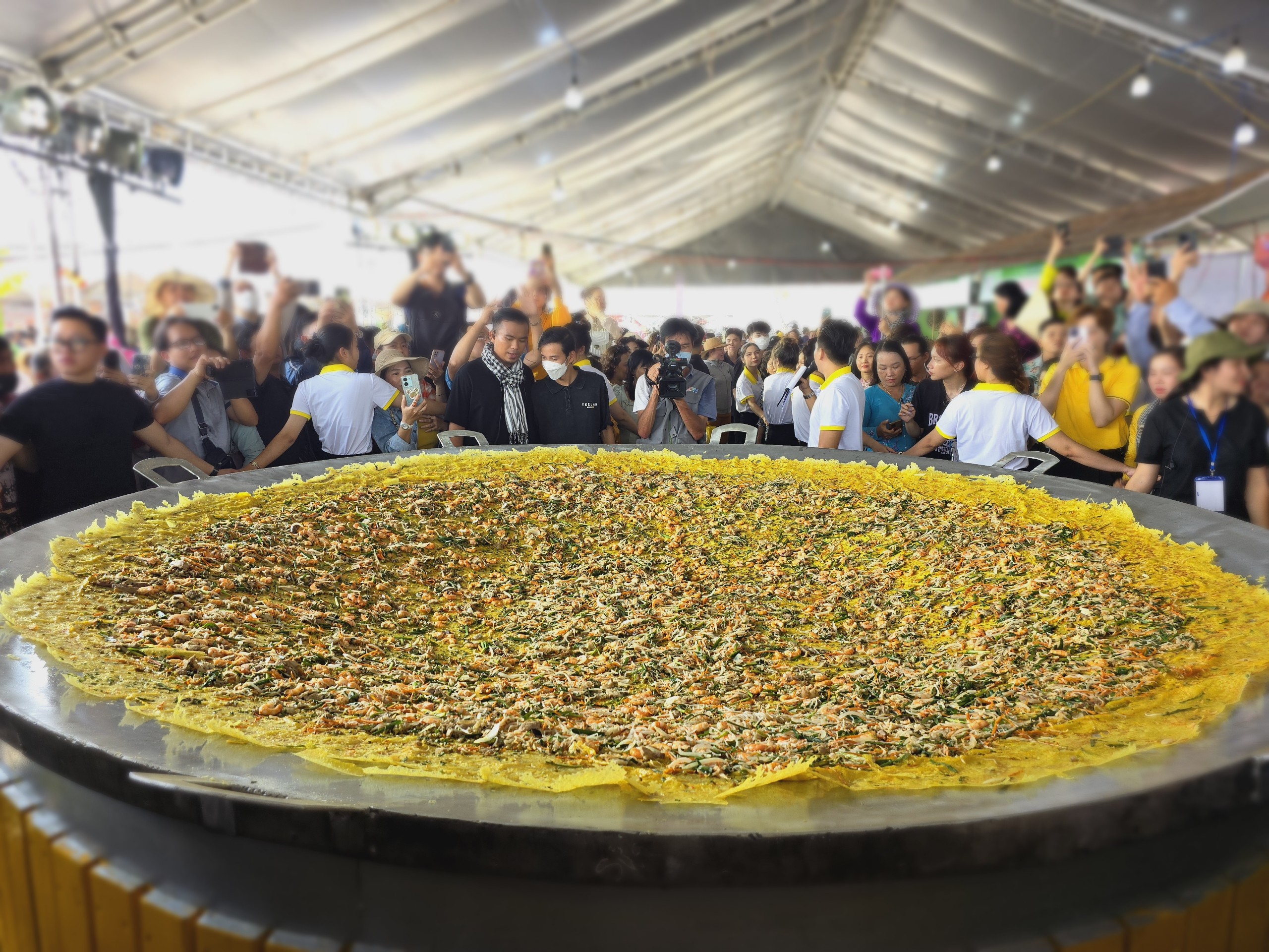 Cận cảnh chiếc bánh xèo đường kính 3m tại lễ hội bánh dân gian Cần Thơ- Ảnh 1.