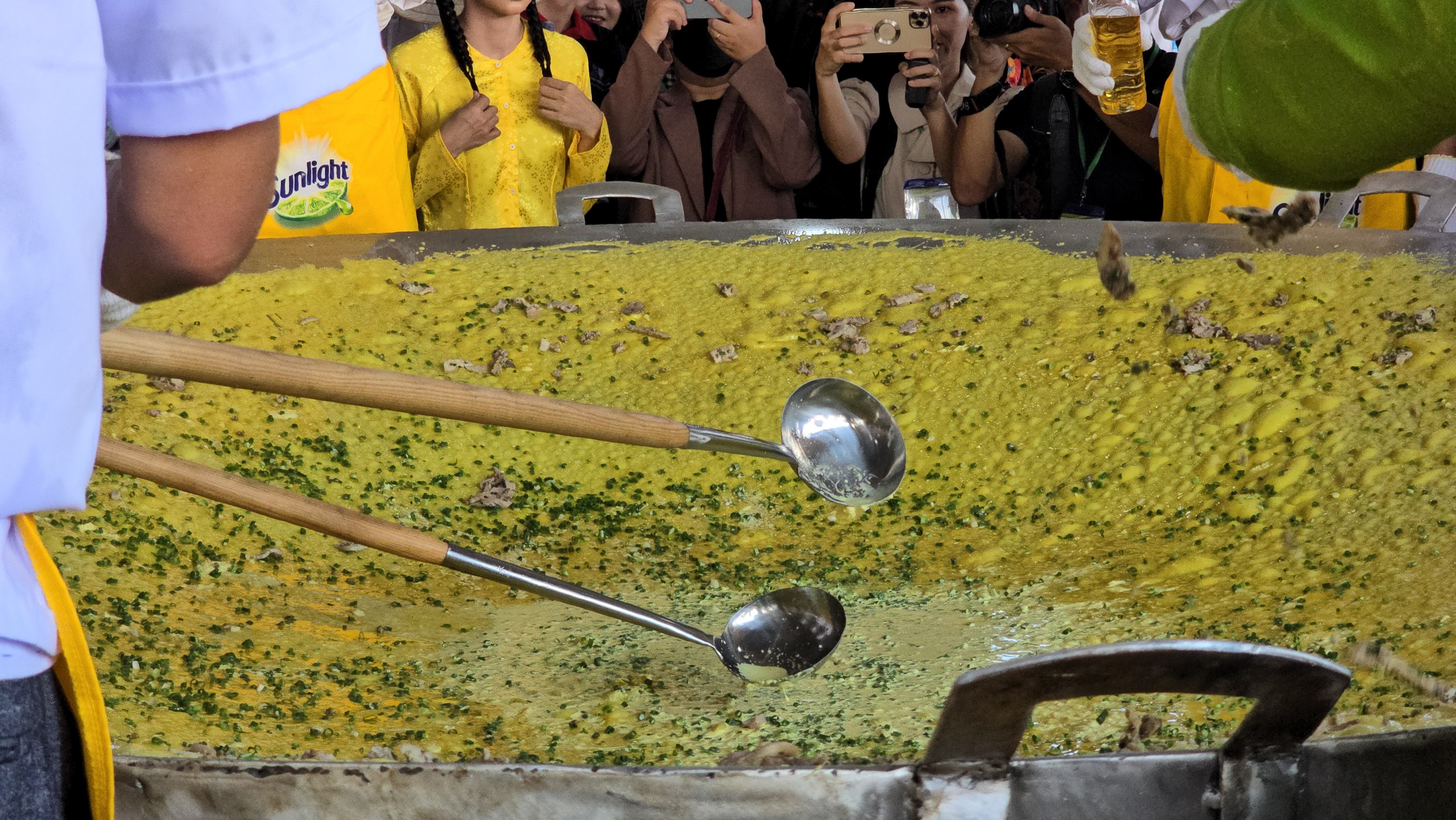 Cận cảnh chiếc bánh xèo đường kính 3m tại lễ hội bánh dân gian Cần Thơ- Ảnh 2.