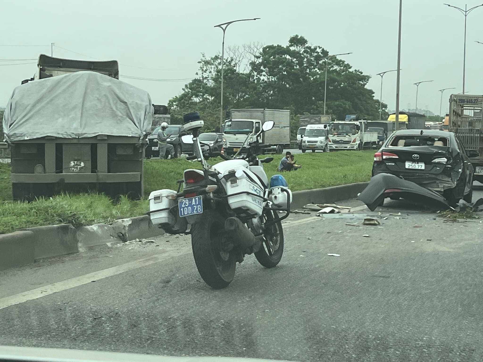 Xe đầu kéo vắt chéo dải phân cách sau tai nạn, cao tốc Hà Nội - Lạng Sơn ùn tắc kéo dài- Ảnh 2.