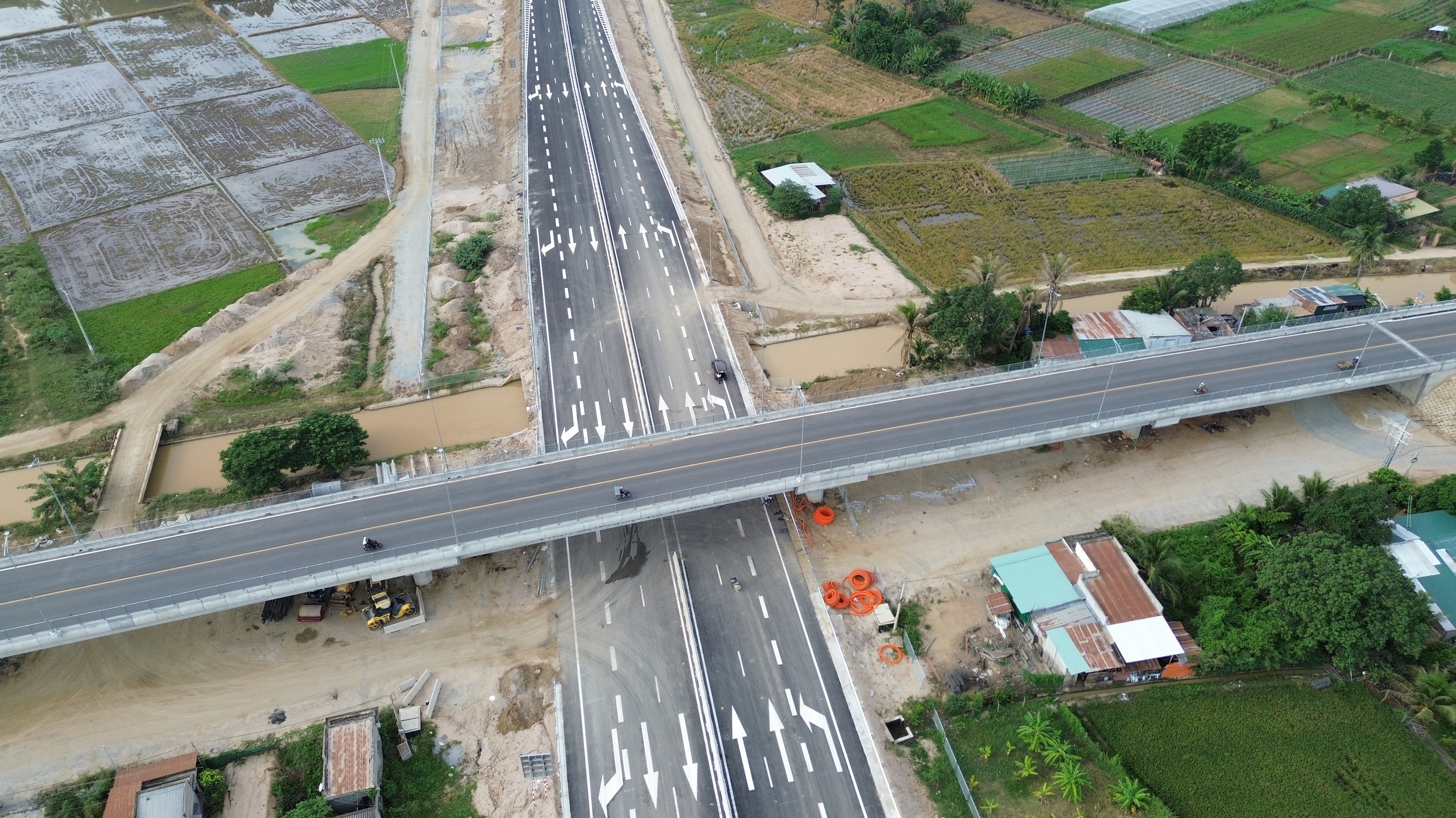 Ngắm cao tốc Cam Lâm - Vĩnh Hảo đẹp như tranh trước ngày thông xe- Ảnh 6.