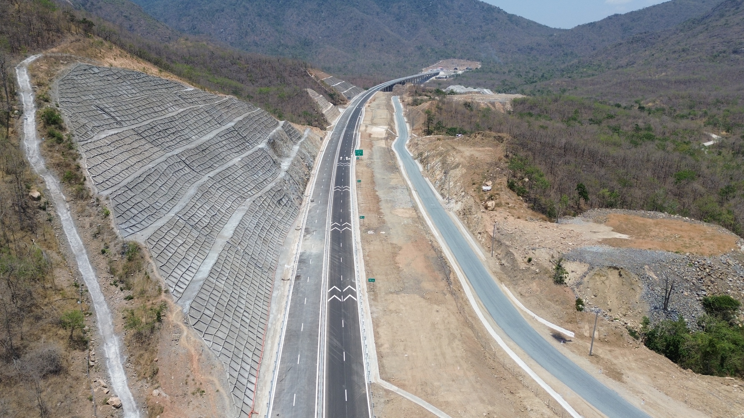 Ngắm cao tốc Cam Lâm - Vĩnh Hảo đẹp như tranh trước ngày thông xe- Ảnh 2.