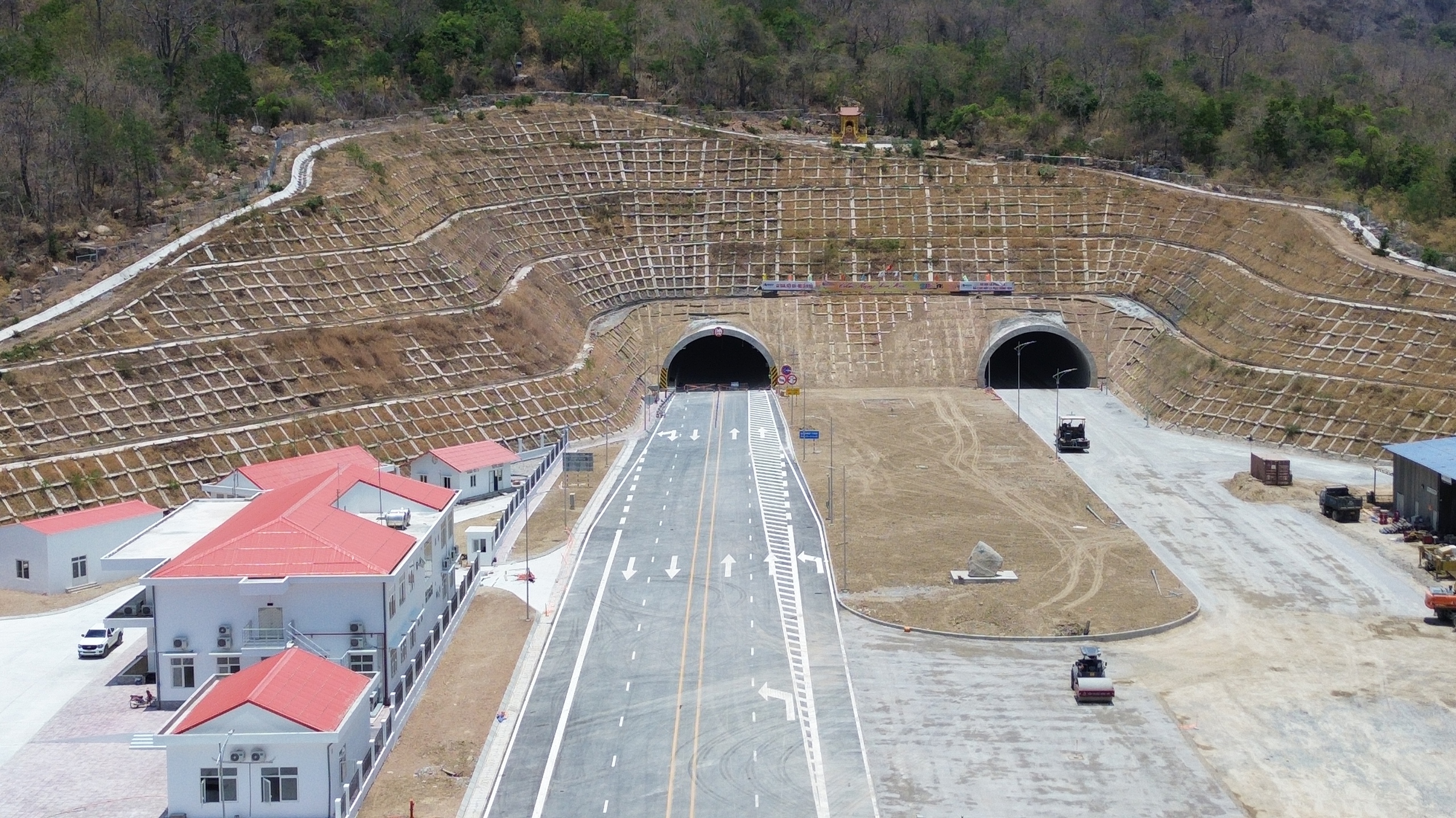 Ngắm cao tốc Cam Lâm - Vĩnh Hảo đẹp như tranh trước ngày thông xe- Ảnh 5.