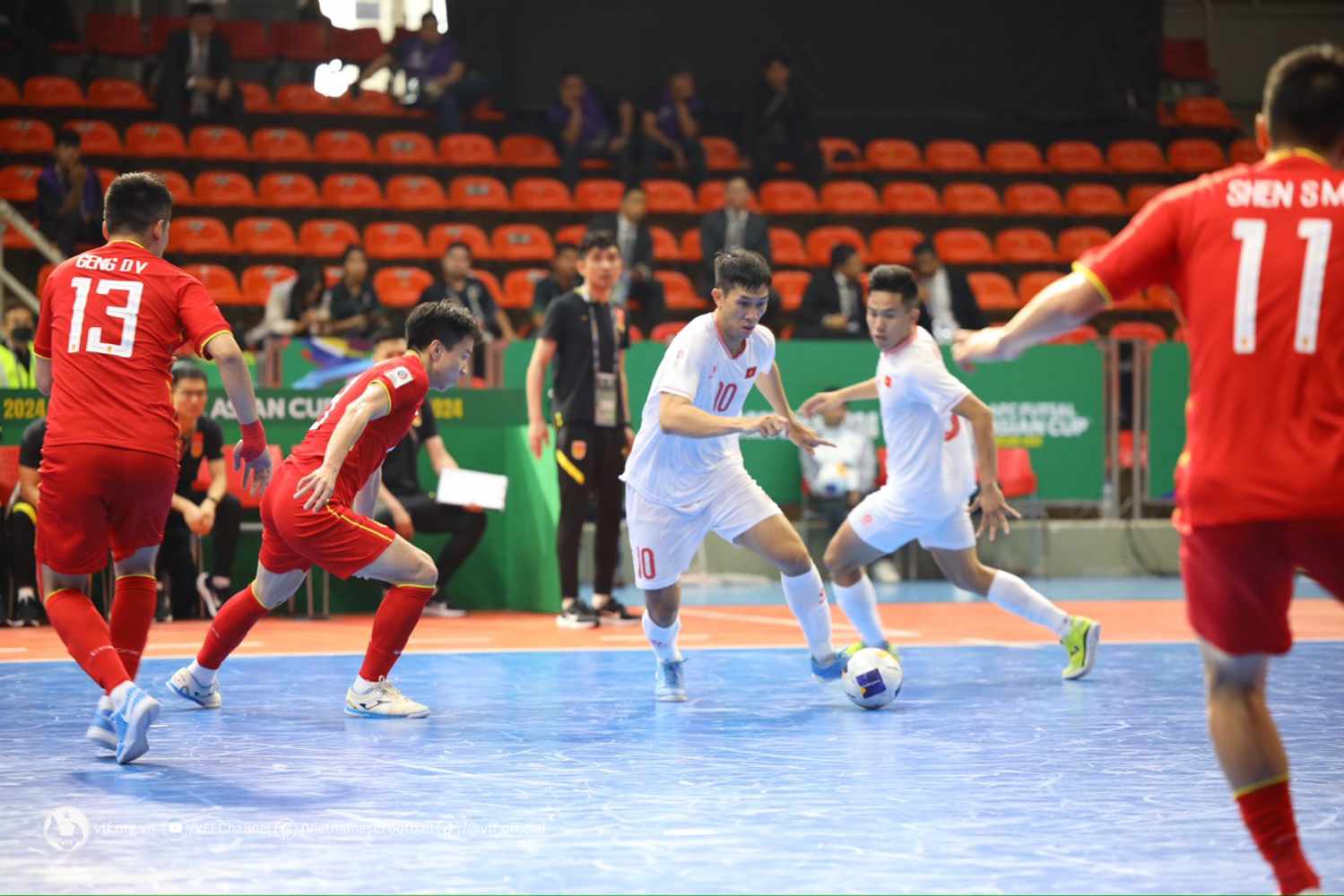 Futsal châu Á 2024: Thắng nghẹt thở Trung Quốc, tuyển Việt Nam hẹn ngày quyết đấu Thái Lan- Ảnh 2.
