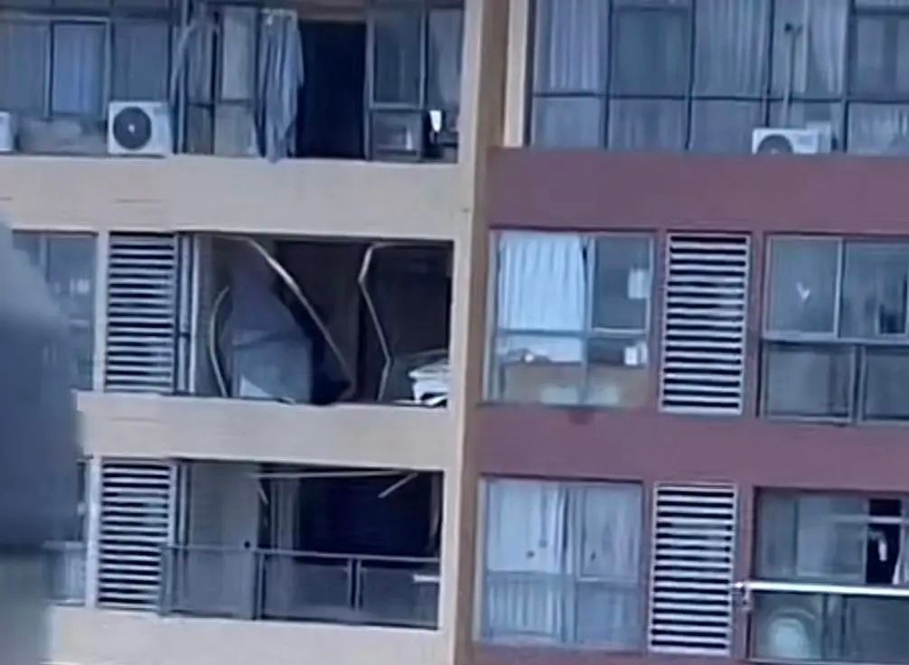Cửa sổ nhiều căn hộ bị phá hủy bởi trận gió khủng khiếp tại TP. Nam Xương, tỉnh Giang Tây. (Ảnh: Báo Hoa Long)