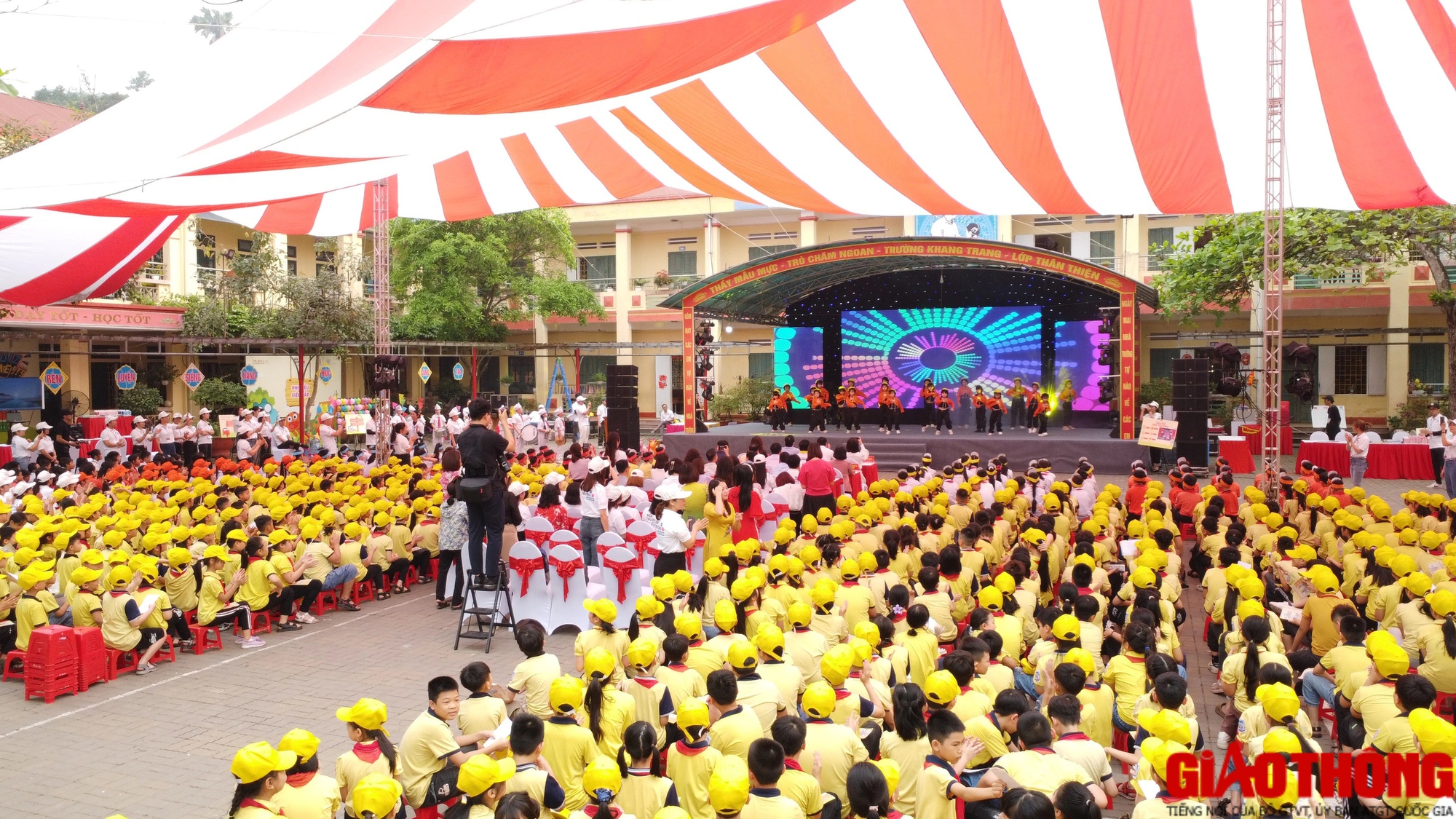 Hàng trăm học sinh Yên Bái trải nghiệm tại ngày hội ATGT- Ảnh 1.