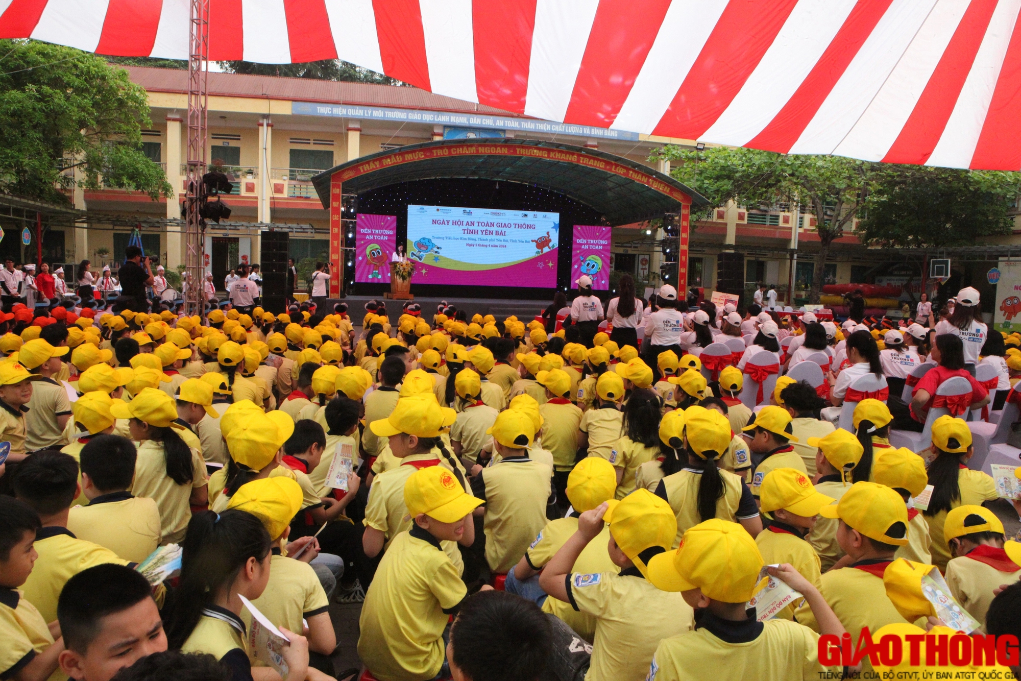 Hàng trăm học sinh Yên Bái trải nghiệm tại ngày hội ATGT- Ảnh 2.