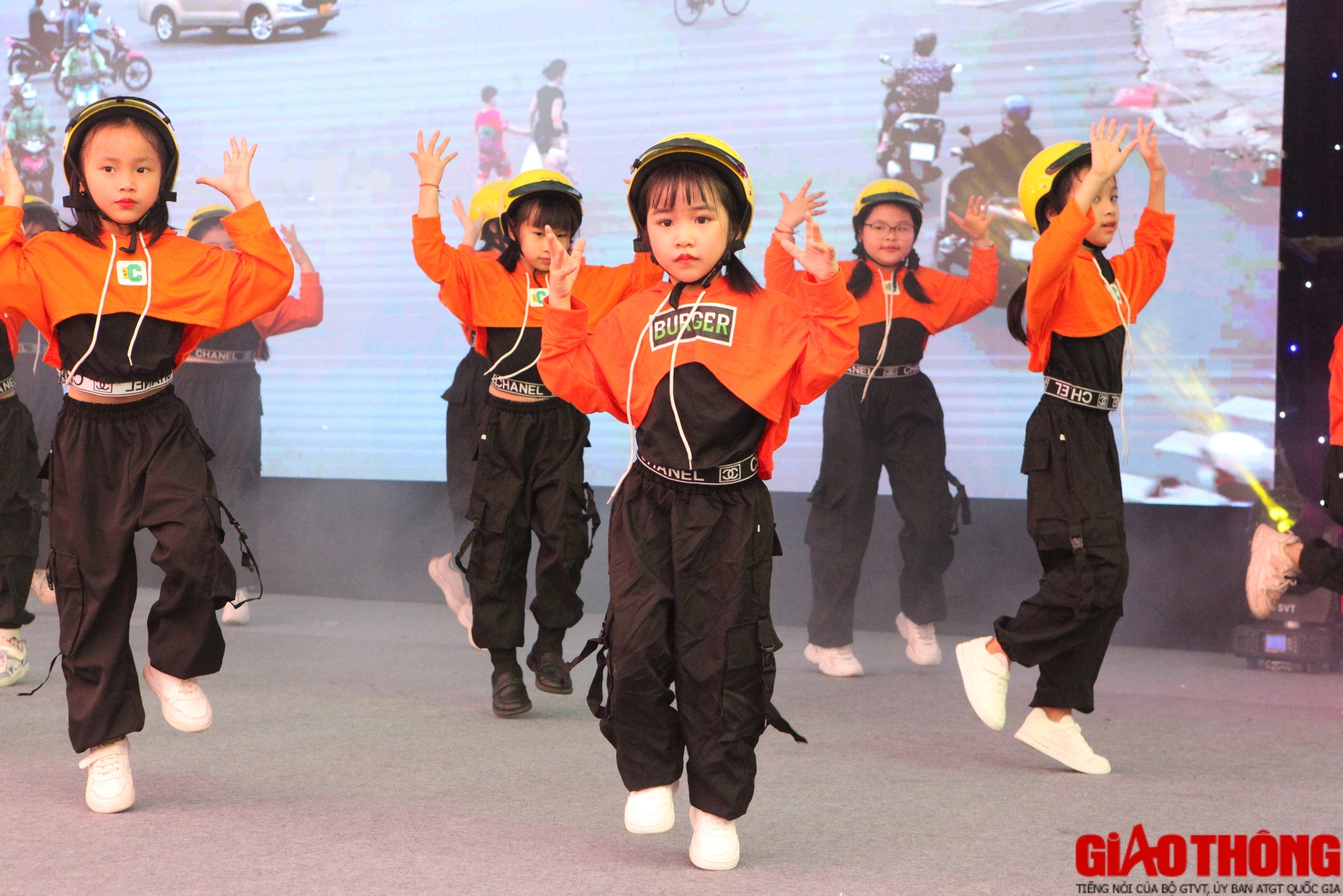 Hàng trăm học sinh Yên Bái trải nghiệm tại ngày hội ATGT- Ảnh 4.