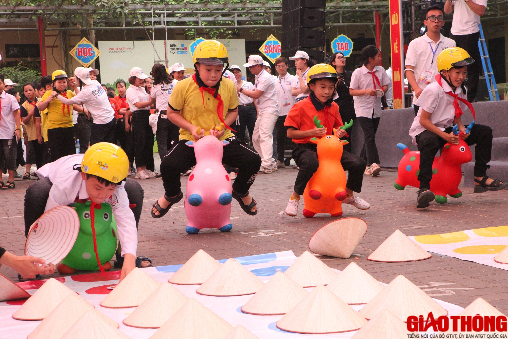 Hàng trăm học sinh Yên Bái trải nghiệm tại ngày hội ATGT- Ảnh 15.