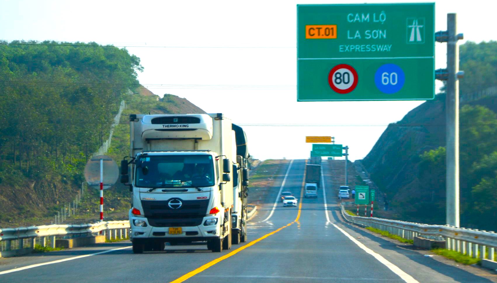 Cục Đường bộ phản hồi đề xuất không cấm xe cỡ lớn đi cao tốc Cam Lộ - La Sơn- Ảnh 1.