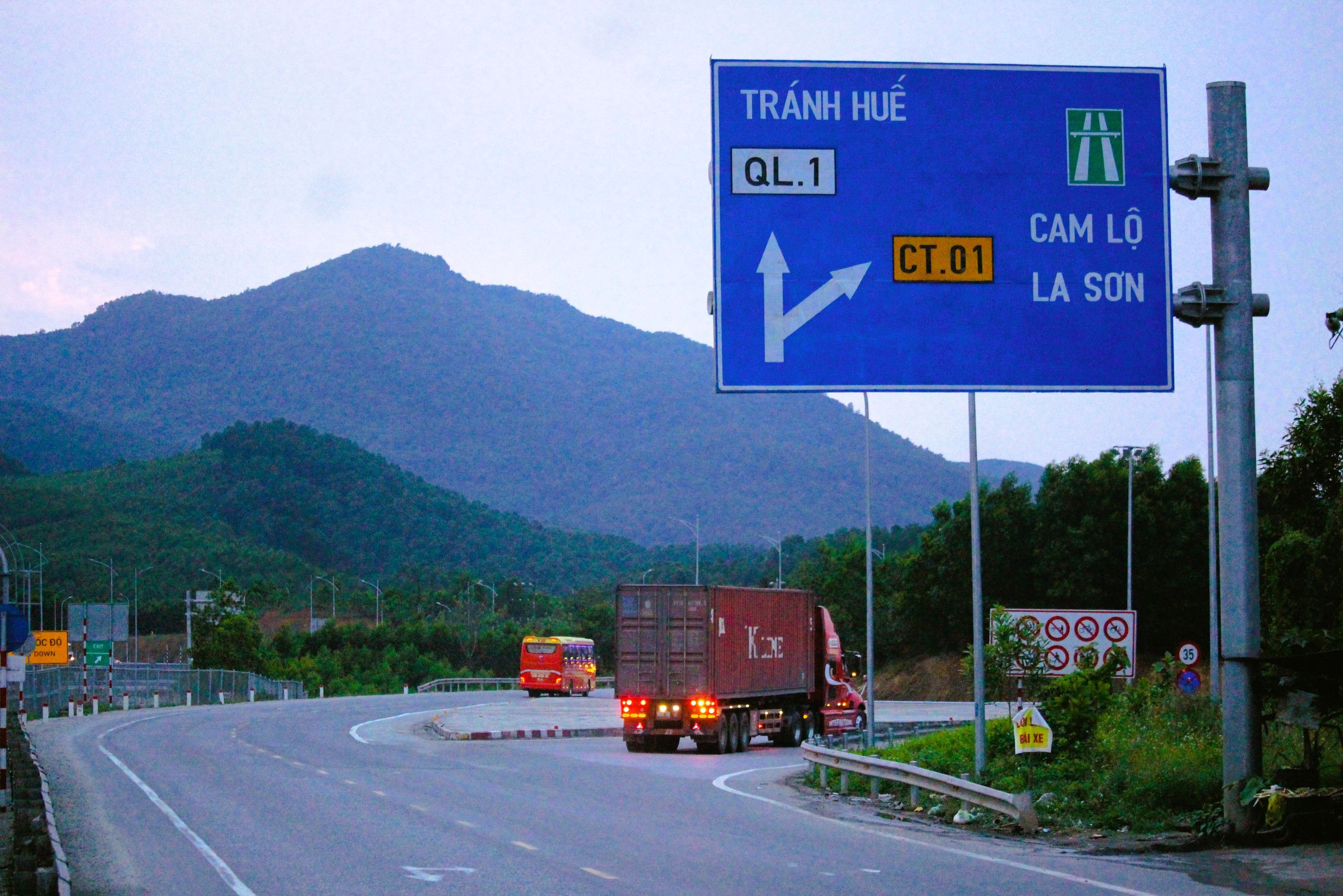 Bao nhiêu xe khách, xe tải nặng sẽ được điều tiết từ cao tốc Cam Lộ - La Sơn sang QL1?- Ảnh 1.