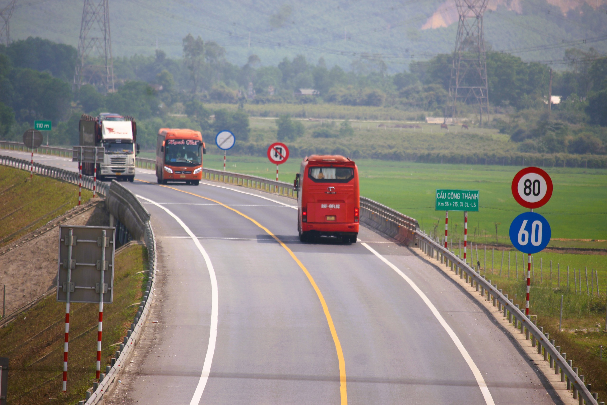 Bao nhiêu xe khách, xe tải nặng sẽ được điều tiết từ cao tốc Cam Lộ - La Sơn sang QL1?- Ảnh 2.