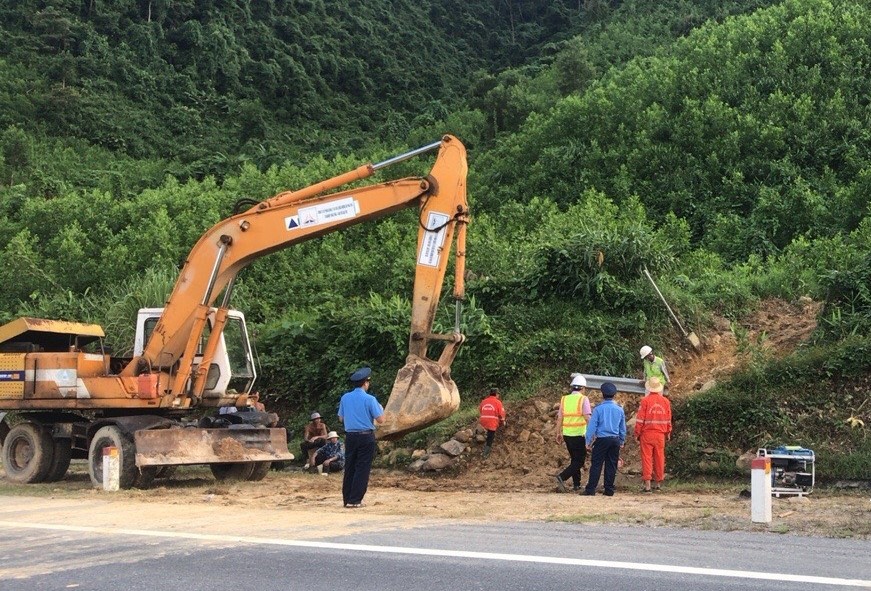 Lo ngại nạn phá rào bảo vệ trên tuyến La Sơn - Hòa Liên- Ảnh 1.