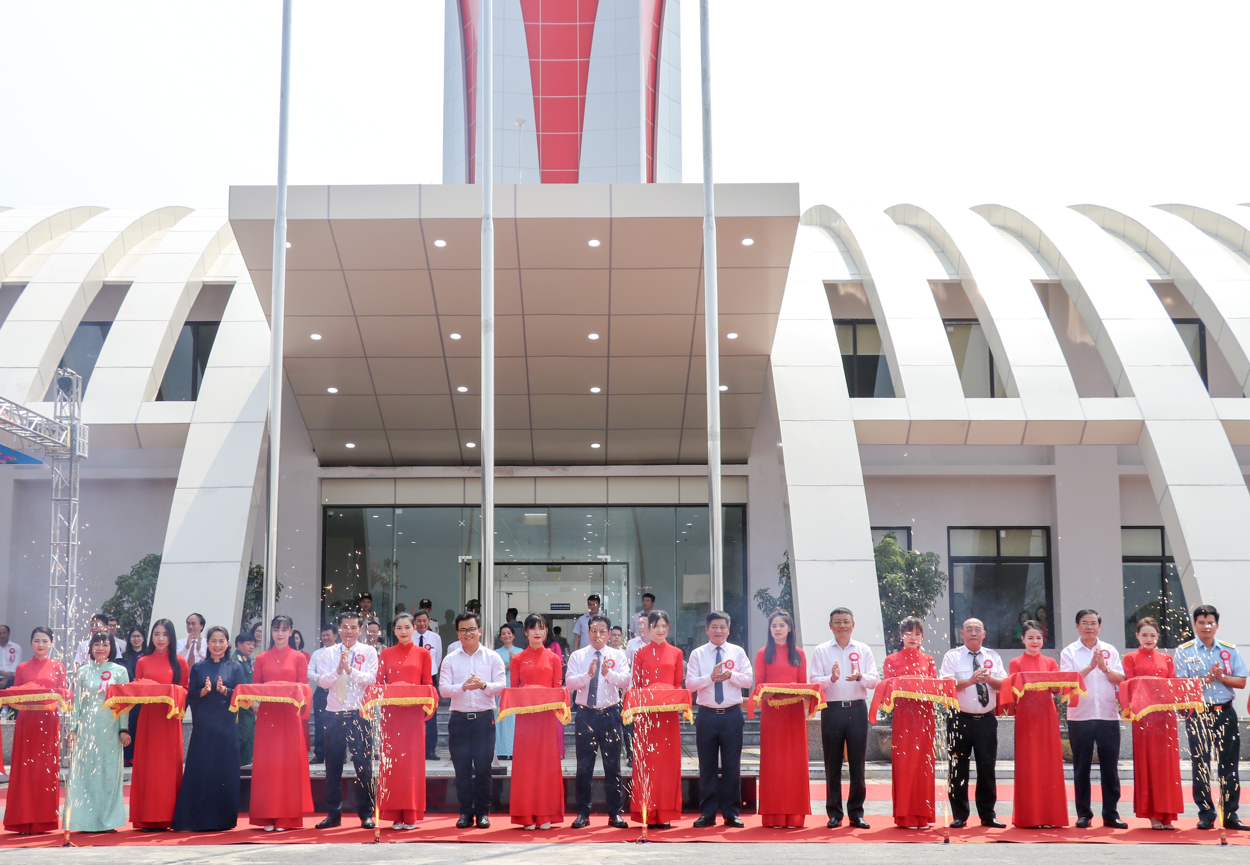 Lãnh đạo địa phương, Tổng Công ty và các đơn vị cắt băng khánh thành dự án Đài Kiểm soát không lưu Điện Biên.