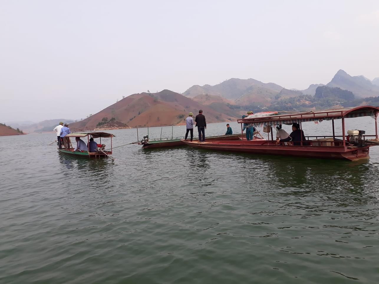 Huy động gần 400 người tìm nạn nhân mất tích vì lật thuyền ở Lai Châu- Ảnh 1.