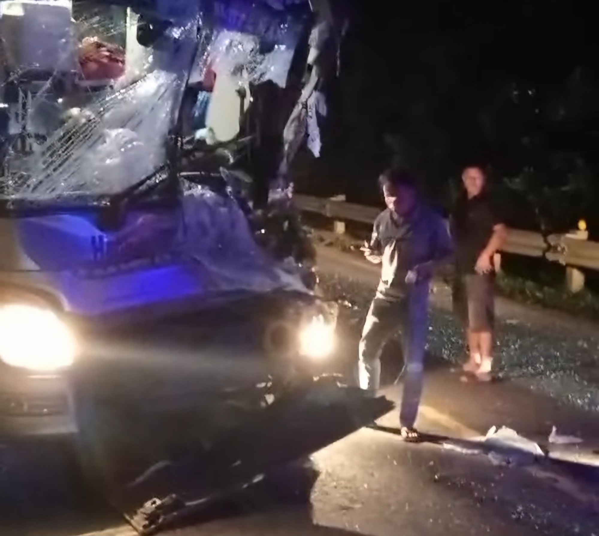 Xe tải va chạm xe khách trên đường Hồ Chí Minh, tài xế tử vong- Ảnh 1.