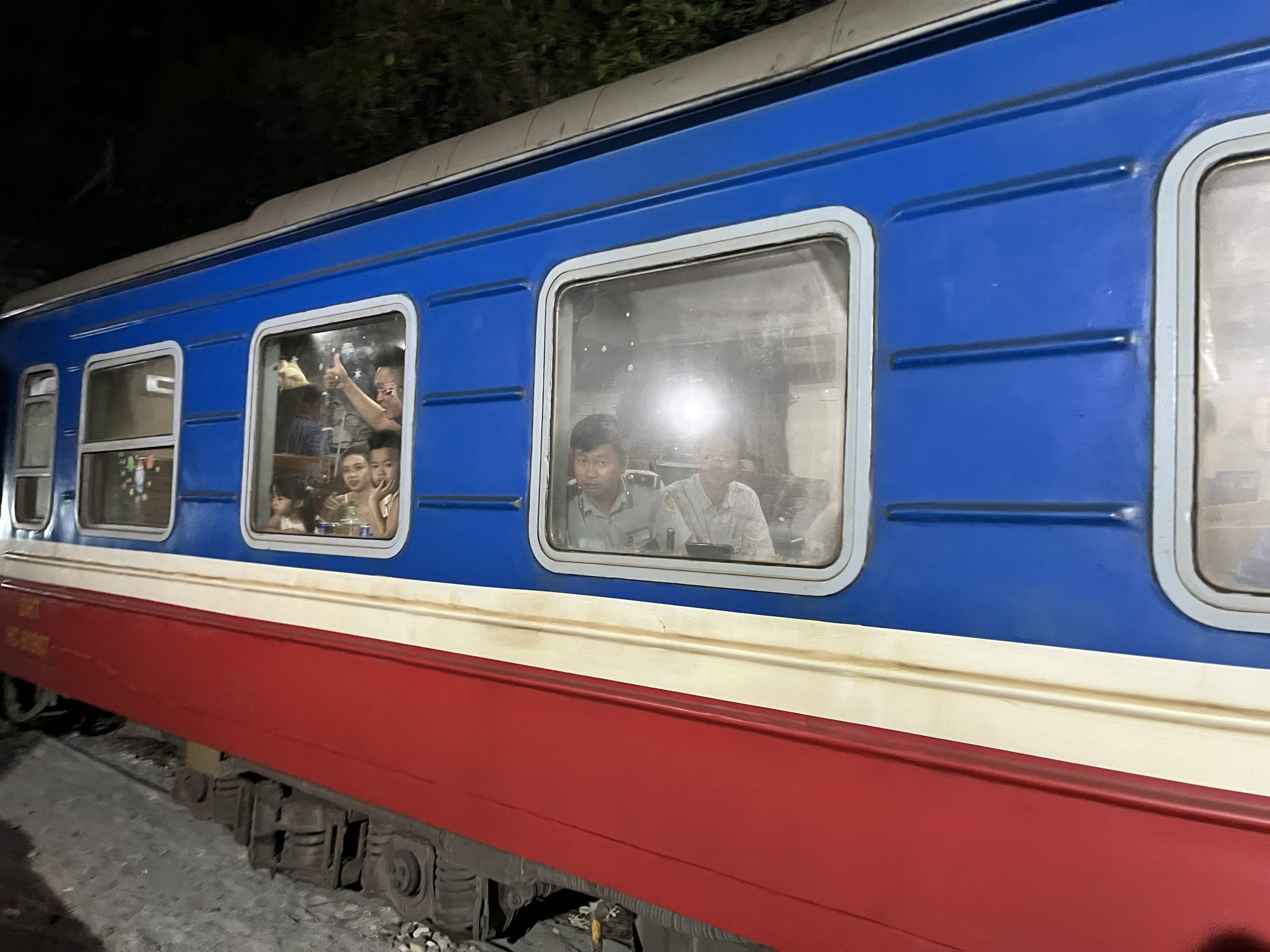 Hành khách cười tươi trên chuyến tàu khách đầu tiên sau thông hầm Đèo Cả- Ảnh 3.