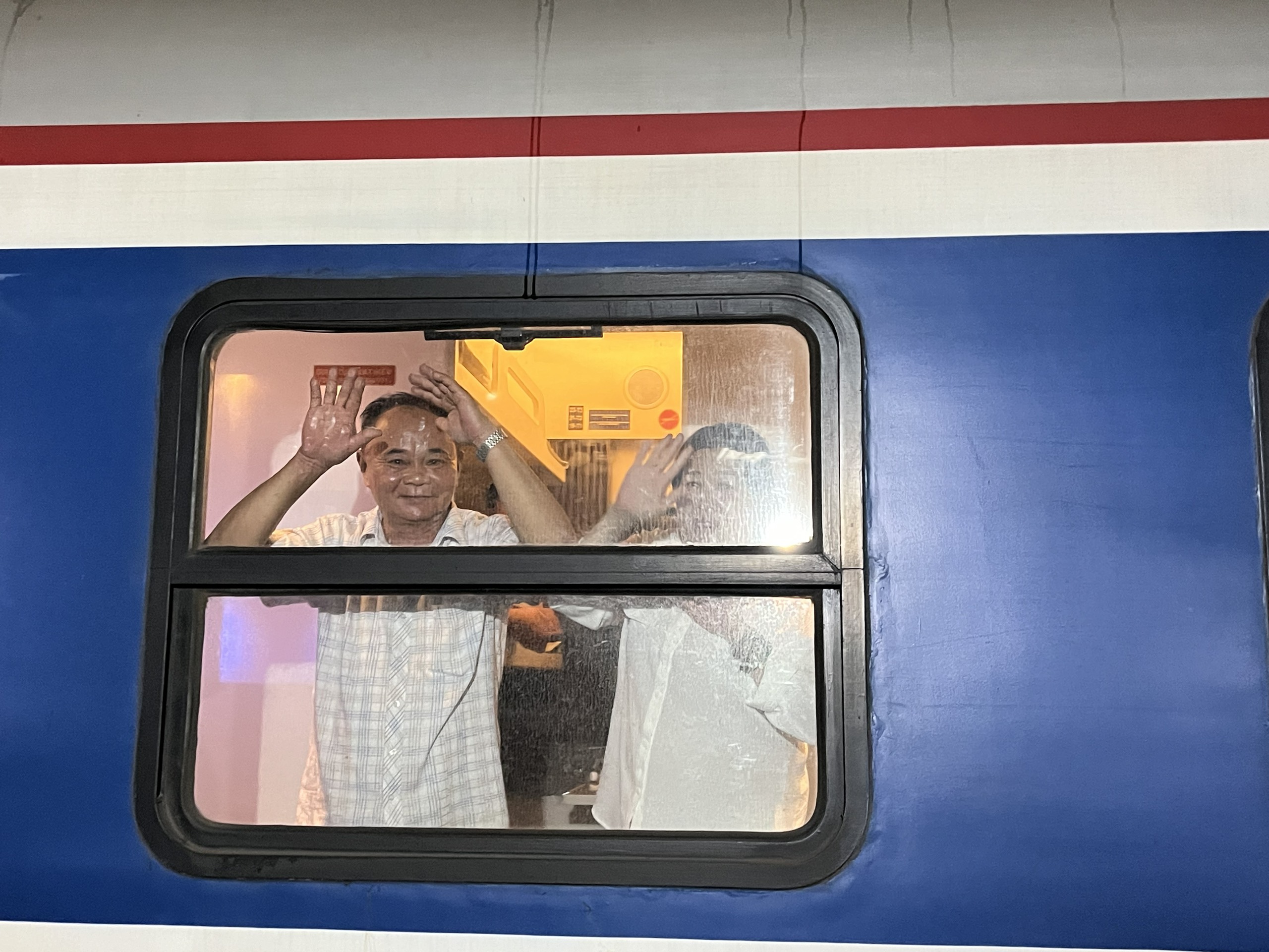 Hành khách cười tươi trên chuyến tàu khách đầu tiên sau thông hầm Đèo Cả- Ảnh 1.
