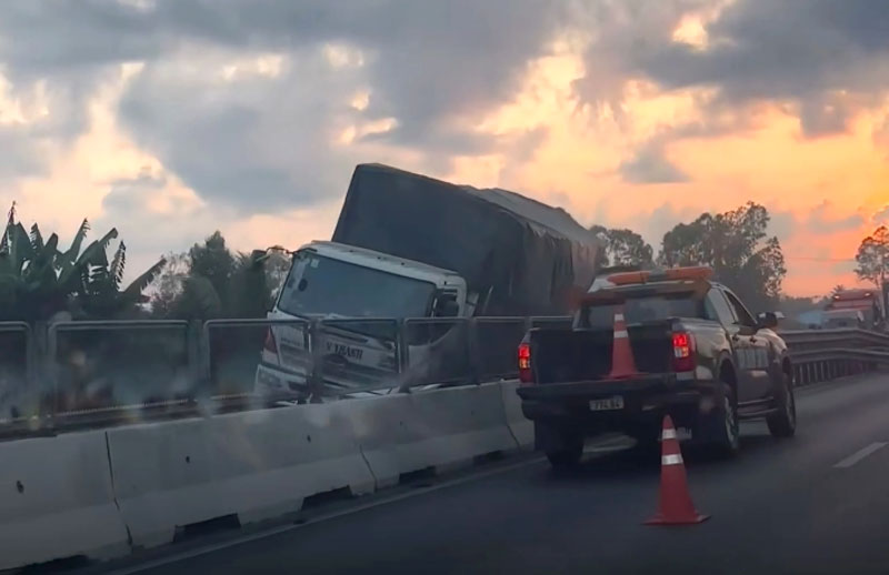 Hiện trường vụ tai nạn trên cao tốc Trung Lương - Mỹ Thuận.