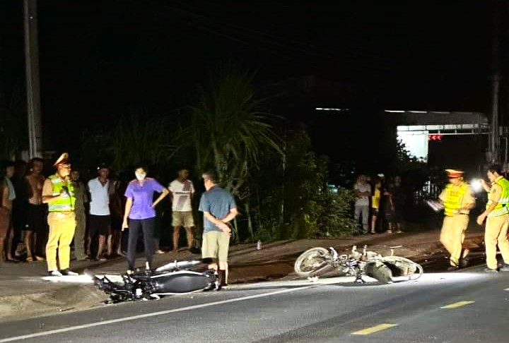 Bị xe máy tông khi đang đứng nói chuyện, 2 người tử vong, 1 người trọng thương- Ảnh 1.