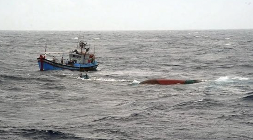 Vụ chìm tàu trên vùng biển Quảng Ninh: Huy động phương tiện tìm kiếm 4 ngư dân mất tích- Ảnh 1.