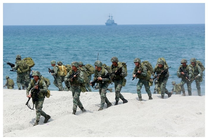 Mỹ - Philippines tập trận rầm rộ gần điểm nóng trên Biển Đông- Ảnh 1.