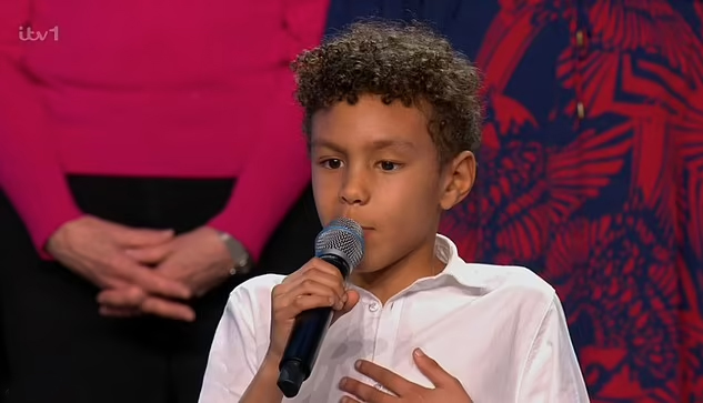 Clip: Màn trình diễn gây sốt của cậu bé 8 tuổi bị u não tại Britain's Got Talent- Ảnh 1.