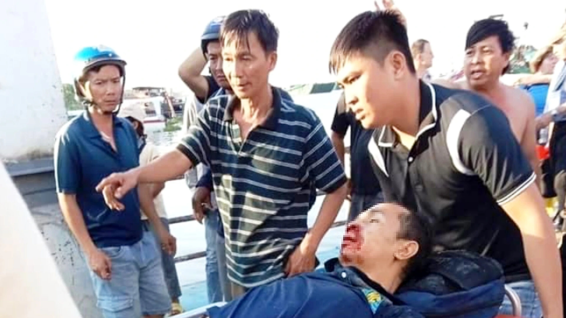 Vụ tàu du lịch chở 42 người va chạm với phà ở An Giang: Hướng dẫn viên đã tử vong- Ảnh 1.