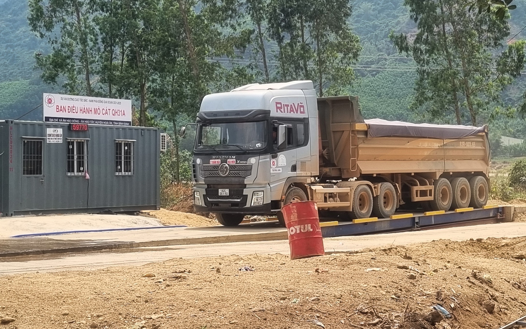 Bình Định: Xe quá tải tung hoành trên đường tỉnh