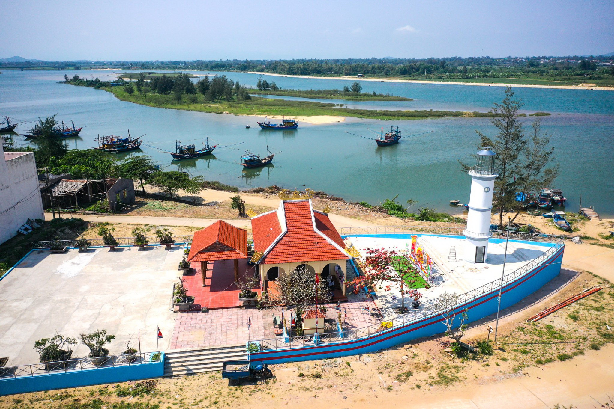 Độc đáo miếu thờ hình con tàu 1.500m2 nơi cửa biển Quảng Ngãi- Ảnh 1.