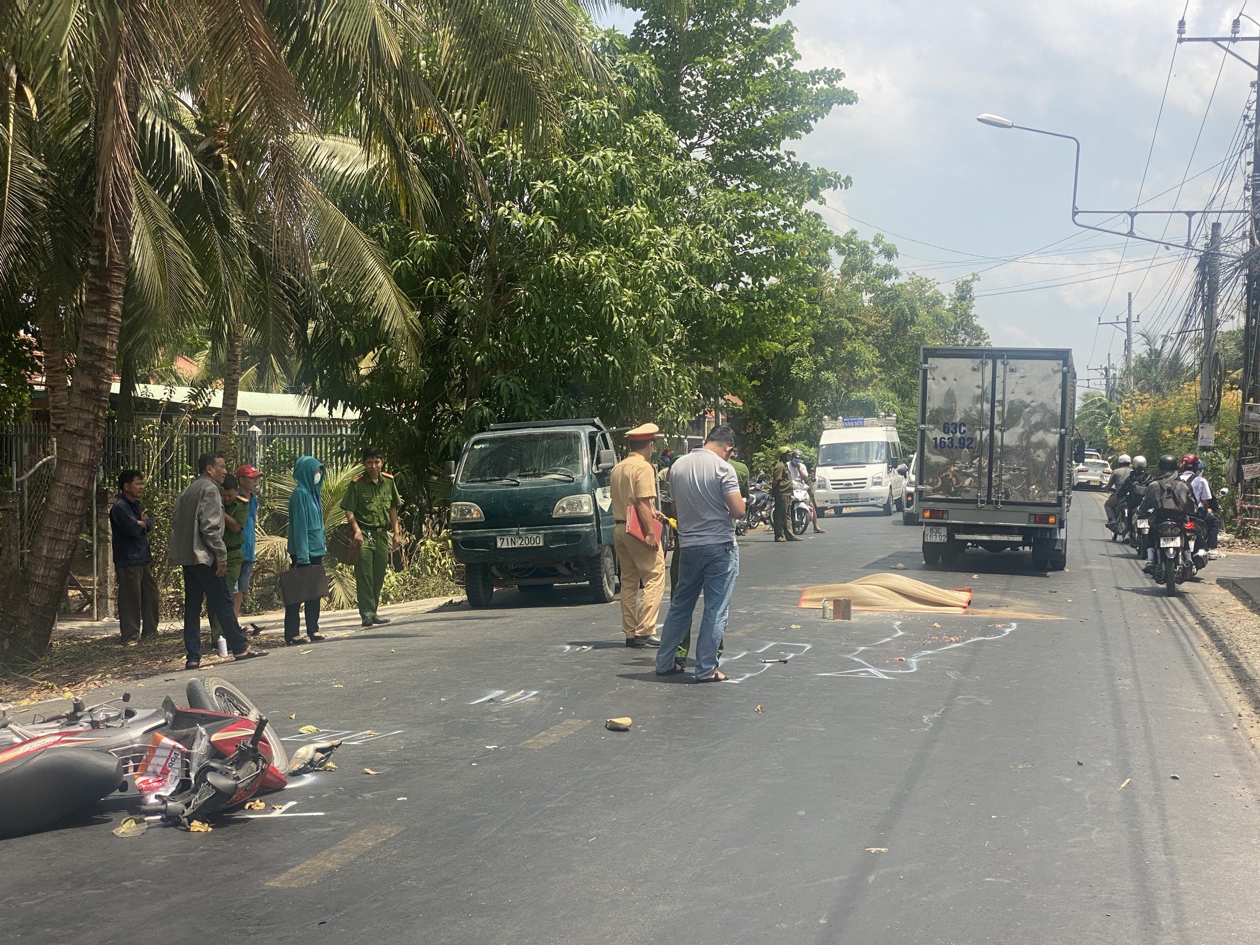 Mở cửa xe tải bất cẩn khiến thanh niên đi xe máy tử vong ở Tiền Giang - Ảnh 1.
