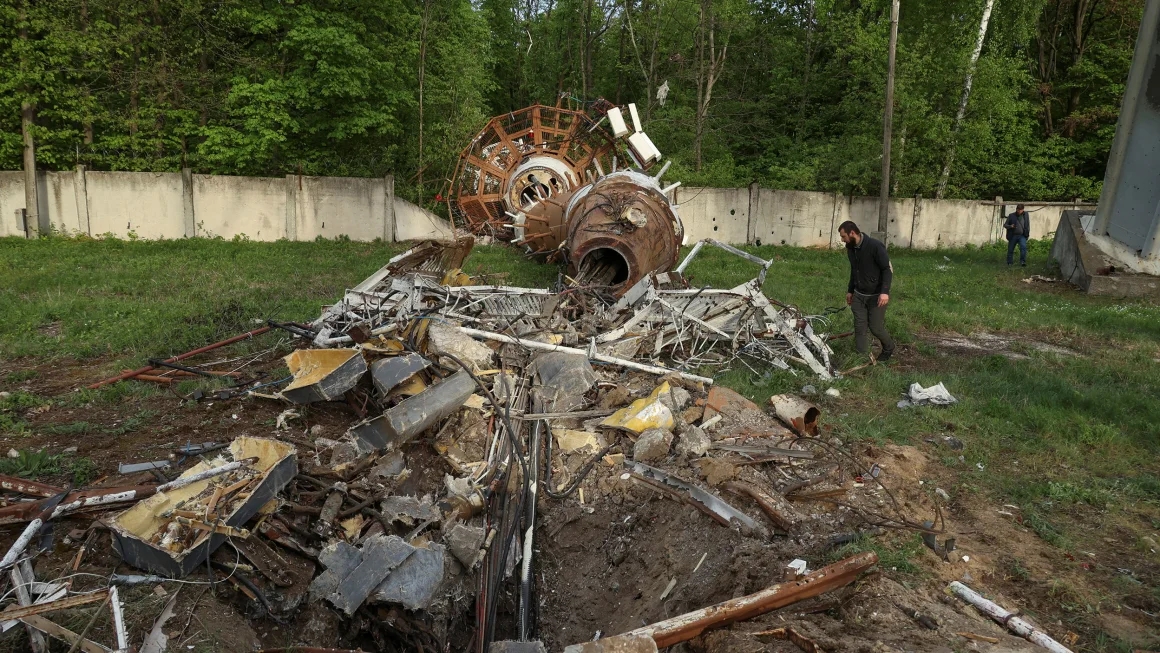 Nga phóng tên lửa hành trình đánh sập tháp truyền hình Kharkov- Ảnh 1.