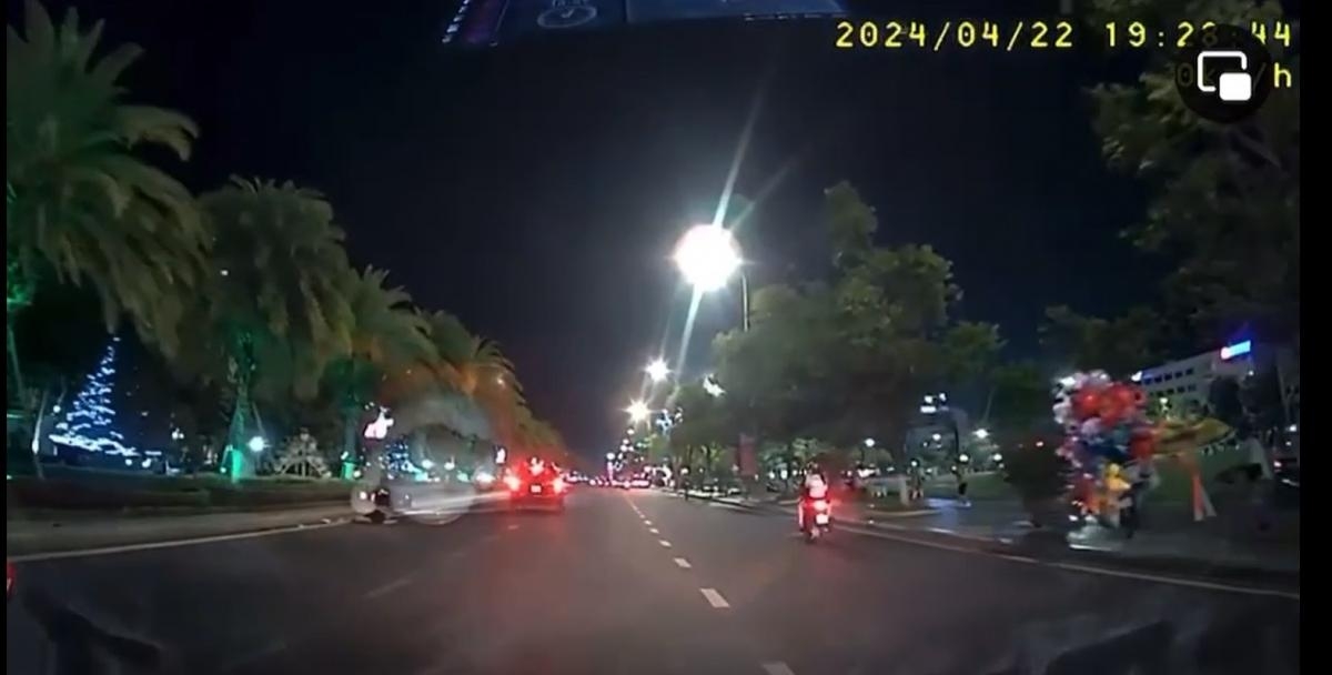 Bình Định: Truy tìm ô tô tông trúng xe máy khiến 1 người bị thương- Ảnh 1.