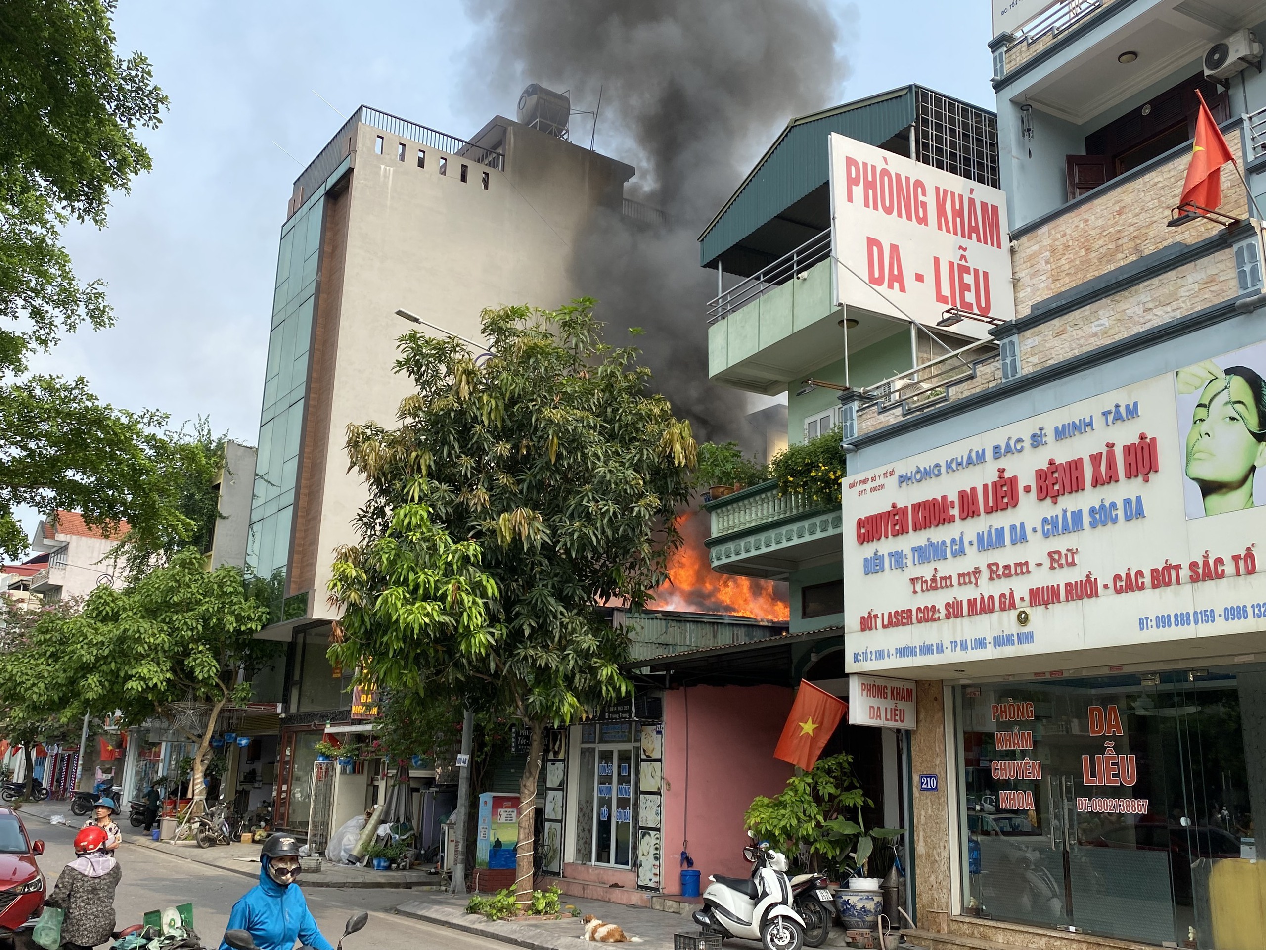 Quảng Ninh: Cửa hàng tạp hóa bị lửa thiêu rụi, 2 người thoát nạn- Ảnh 1.