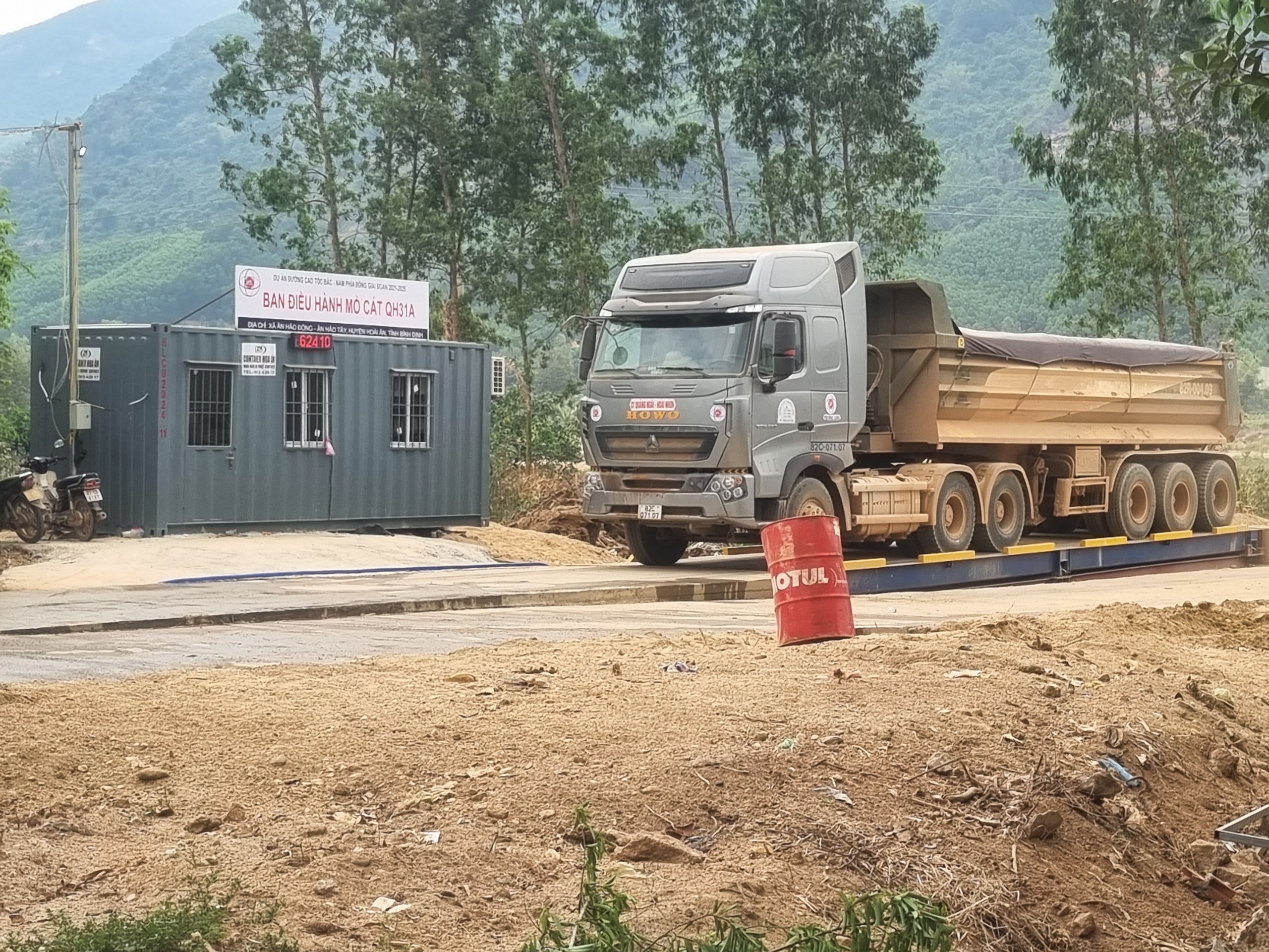 Bình Định: CSGT vào cuộc xử lý xe quá tải lộng hành trên đường tỉnh- Ảnh 6.