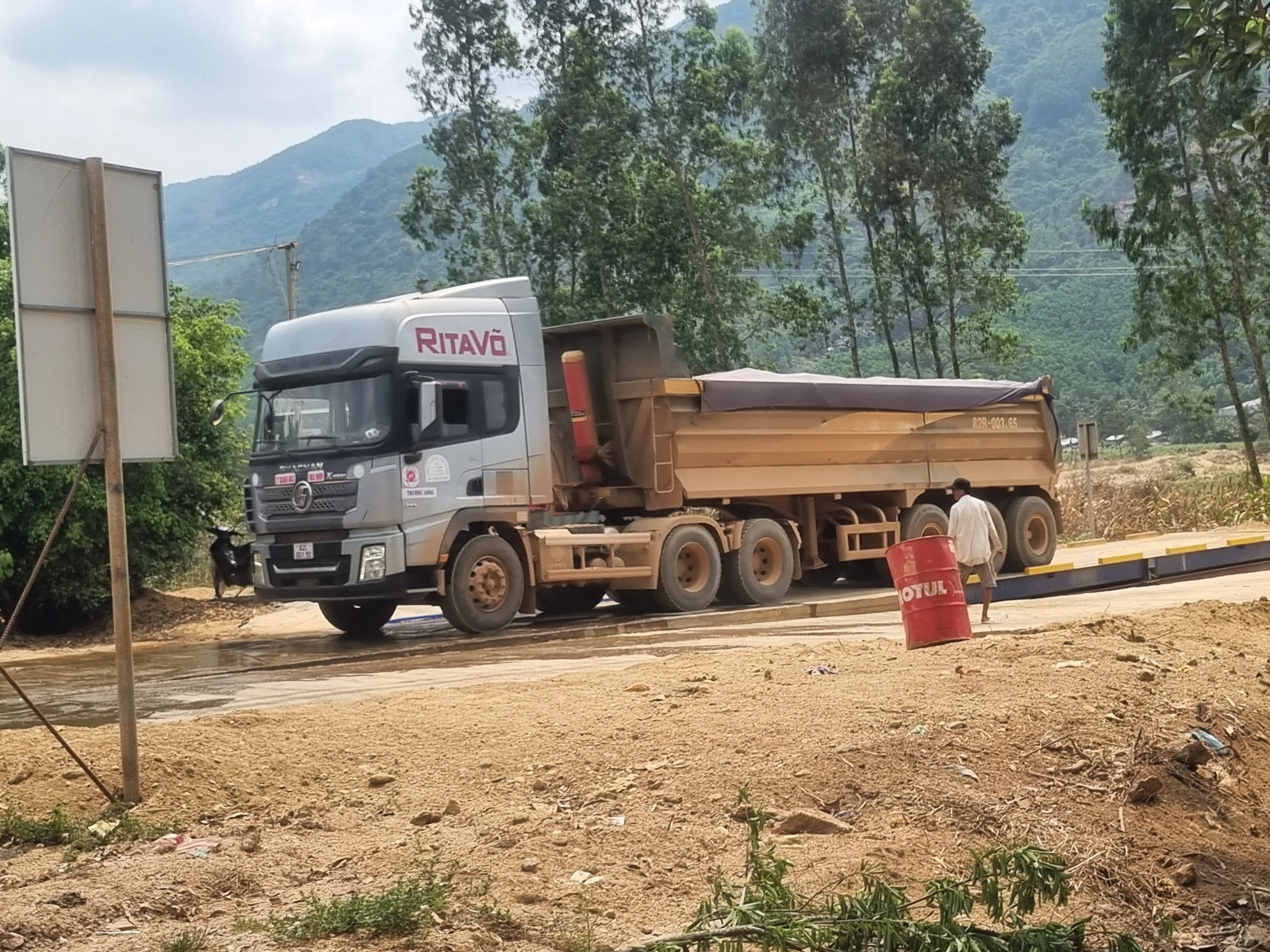Bình Định: CSGT vào cuộc xử lý xe quá tải lộng hành trên đường tỉnh- Ảnh 7.