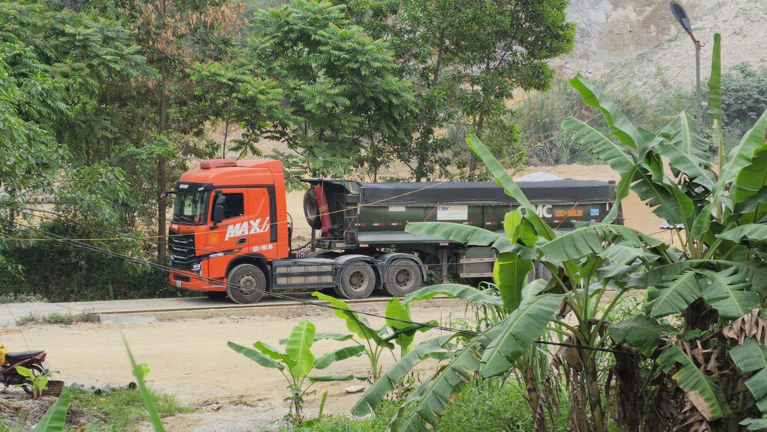 Tuyên Quang: Xe chở đá quá tải hàng chục tấn trên quốc lộ 2C- Ảnh 5.