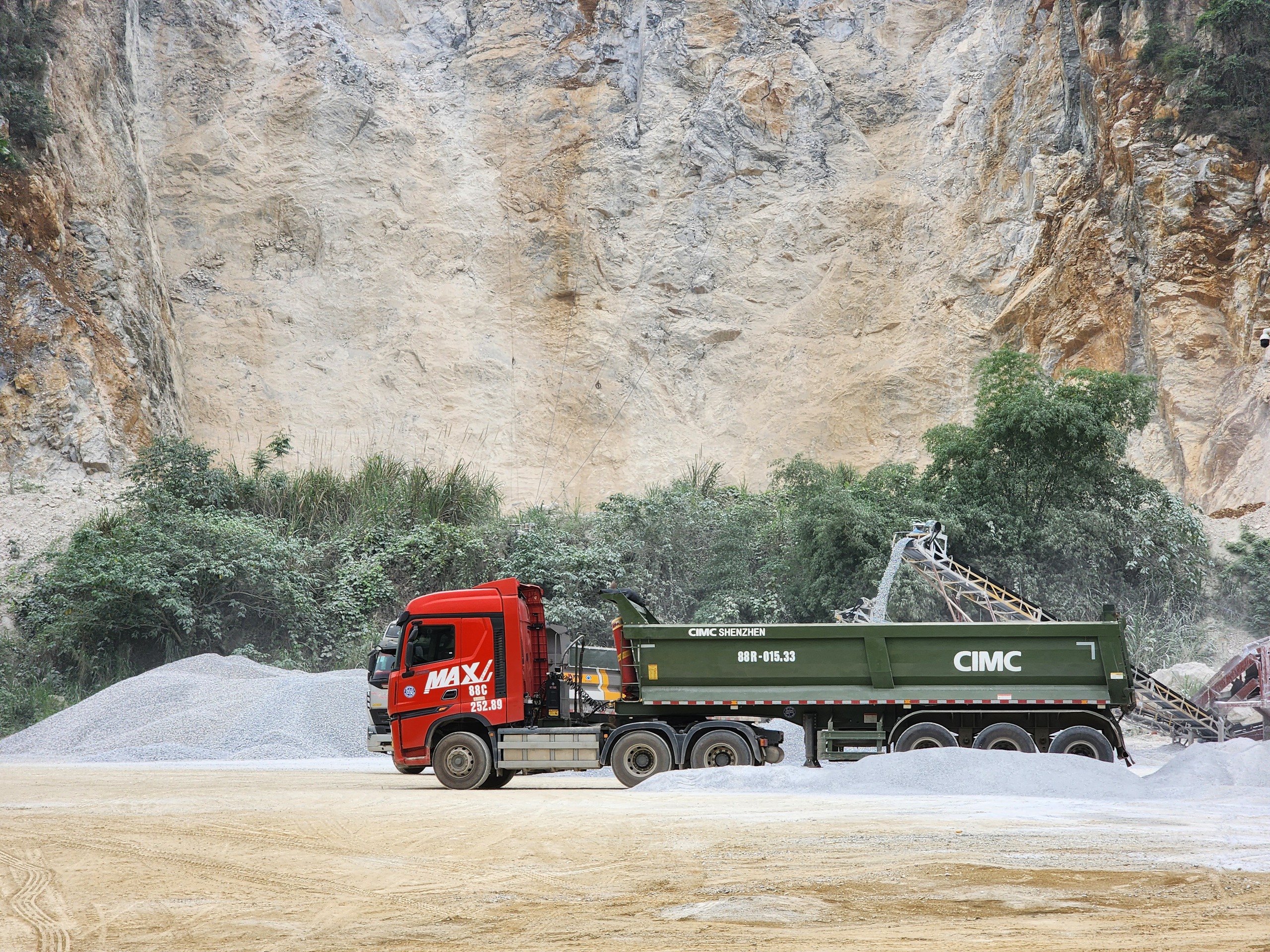 Tuyên Quang: Xe chở đá quá tải hàng chục tấn trên quốc lộ 2C- Ảnh 2.