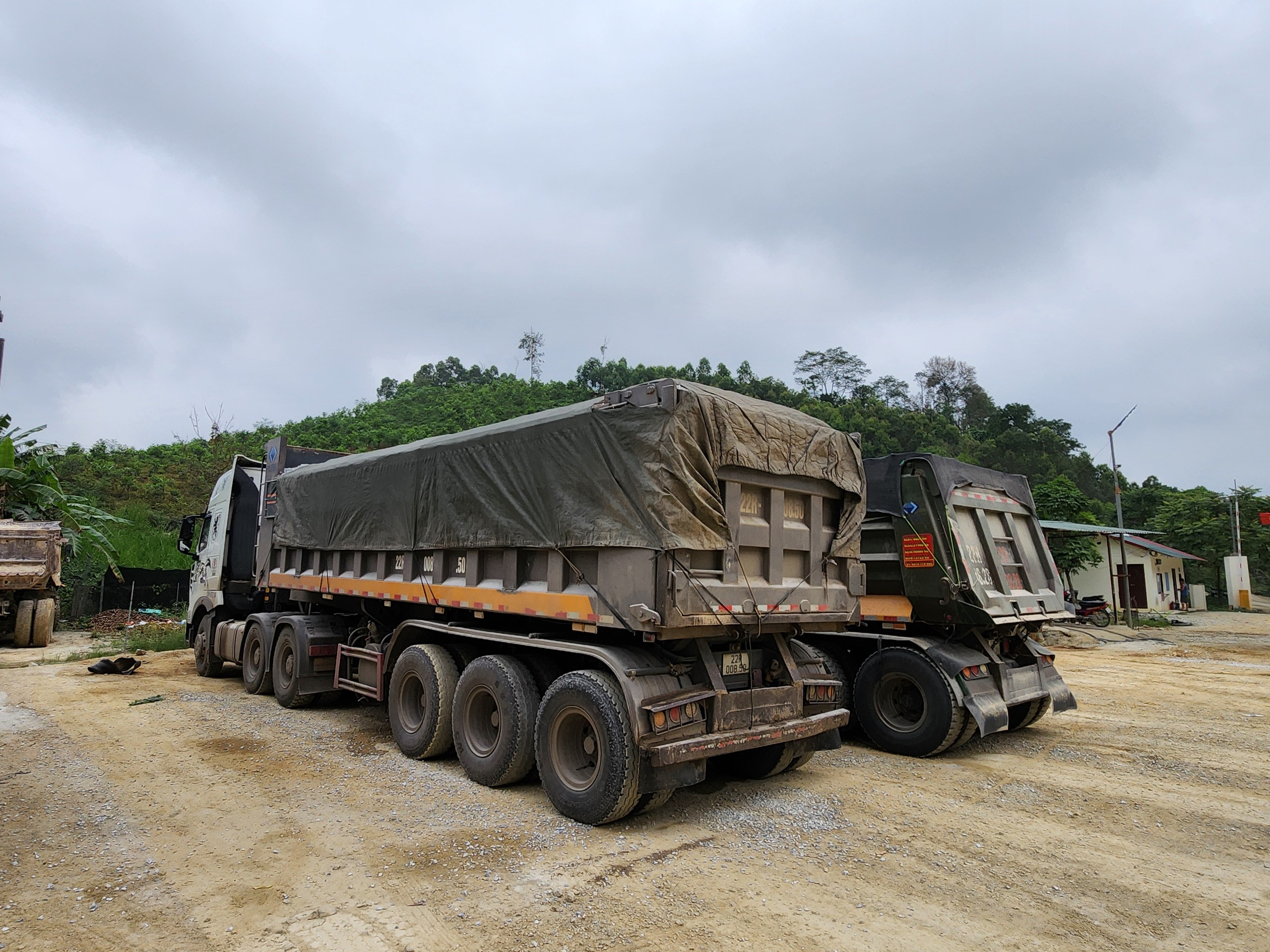 Tuyên Quang: Xe chở đá quá tải hàng chục tấn trên quốc lộ 2C- Ảnh 3.