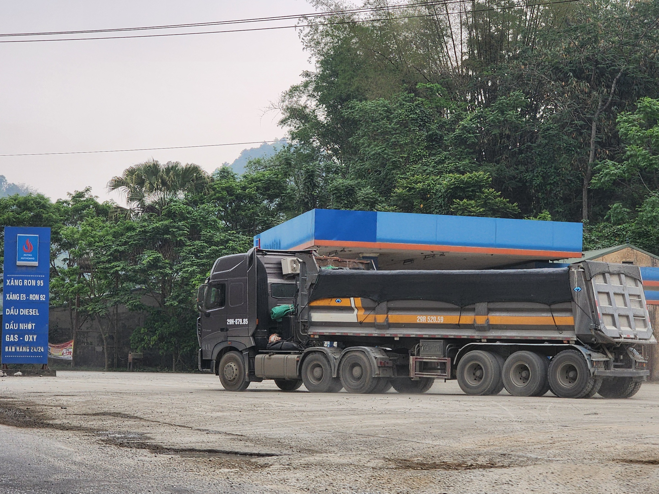 Tuyên Quang: Xe chở đá quá tải hàng chục tấn trên quốc lộ 2C- Ảnh 6.