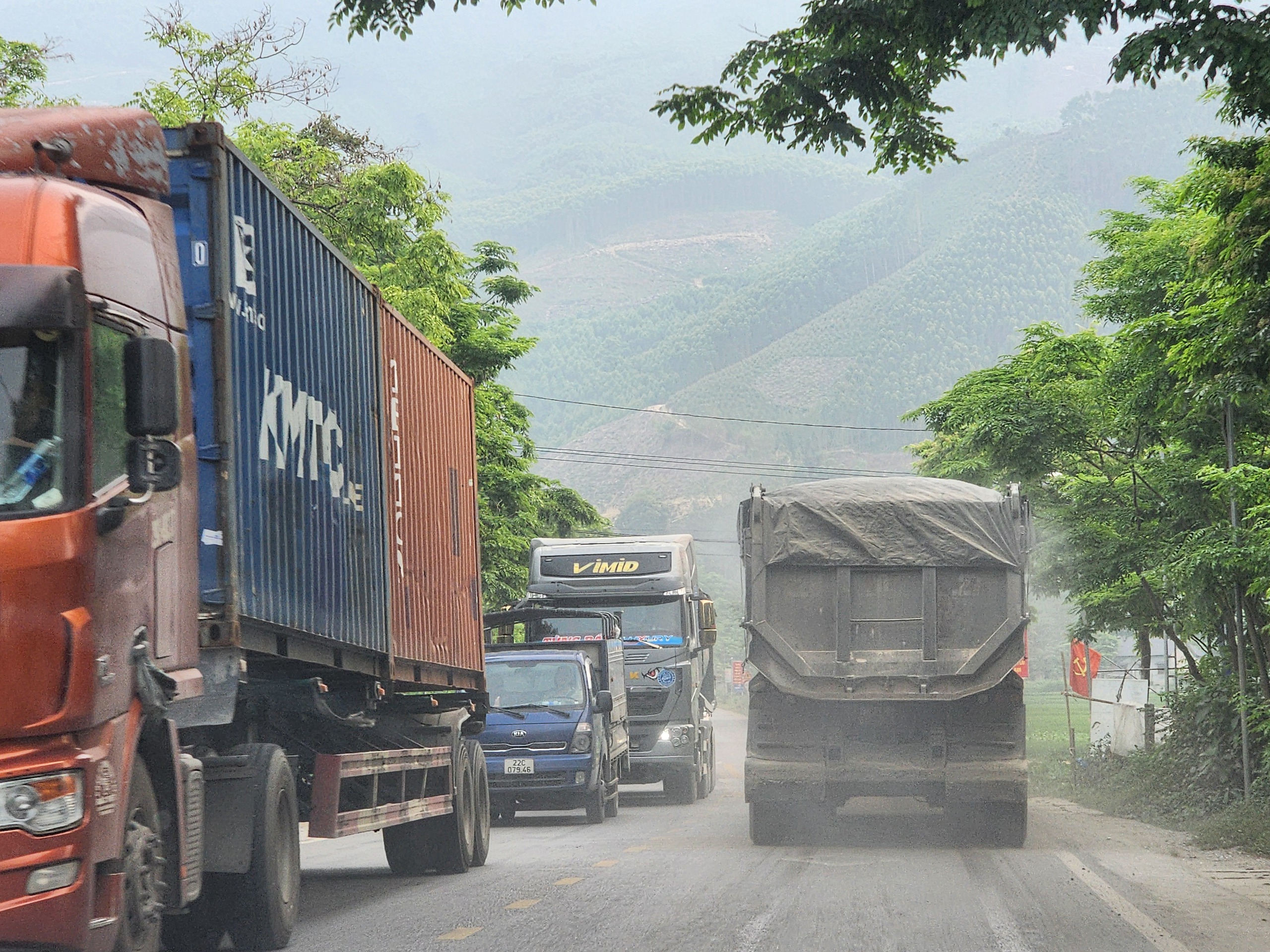 Tuyên Quang: Xe chở đá quá tải hàng chục tấn trên quốc lộ 2C- Ảnh 1.