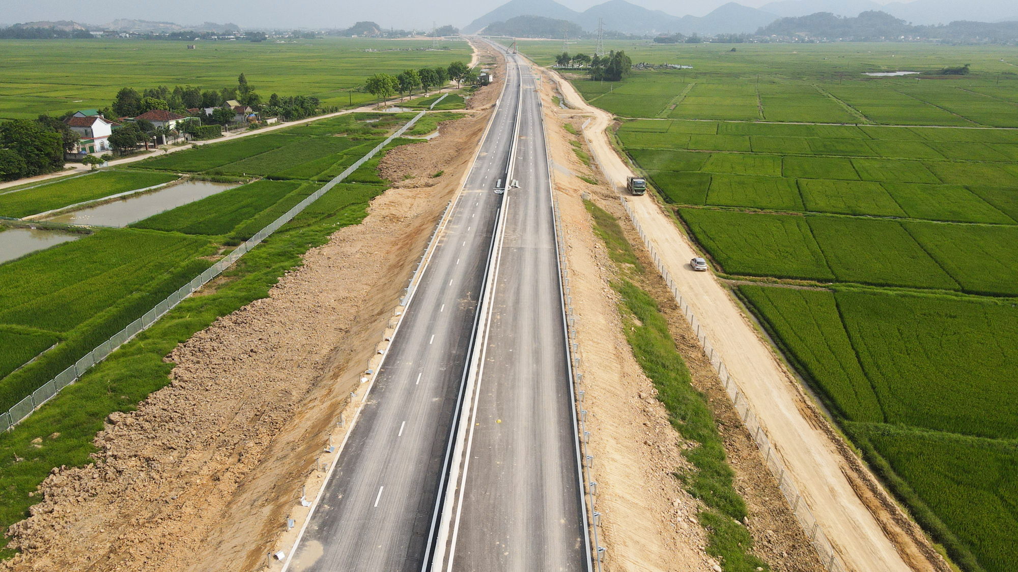 Dự án cao tốc đoạn Diễn Châu - Bãi Vọt: Nhà thầu đầu tiên cán đích vượt mốc 30/4/2024- Ảnh 3.