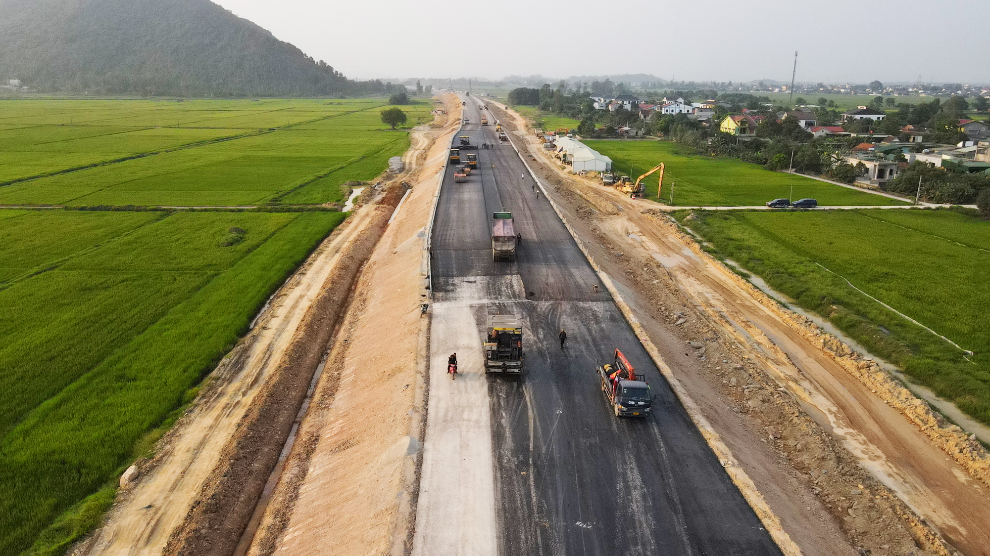Dự án cao tốc đoạn Diễn Châu - Bãi Vọt: Nhà thầu đầu tiên cán đích vượt mốc 30/4/2024- Ảnh 9.