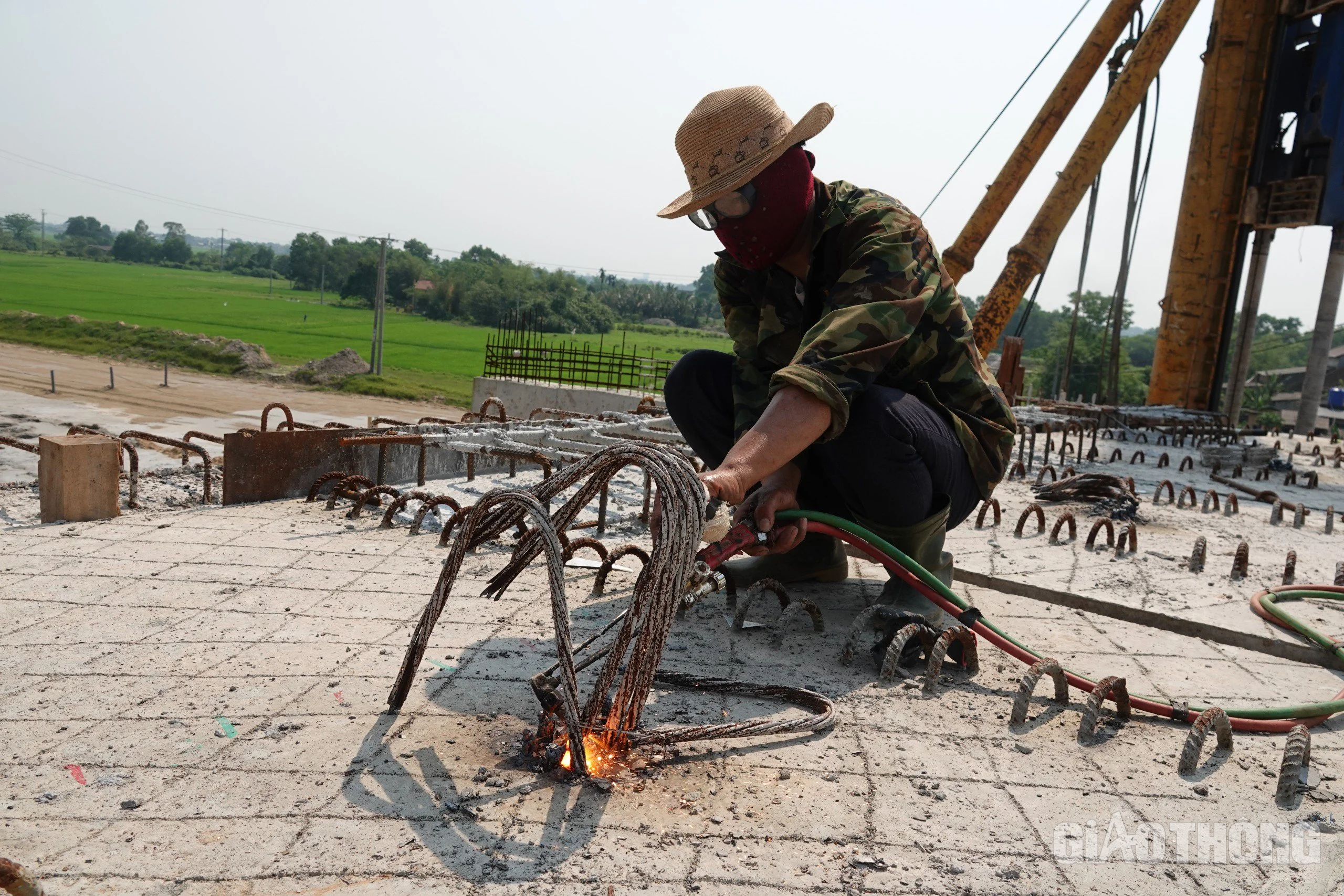 Đẫm mồ hôi thi công dự án cao tốc ở "chảo lửa" miền Trung- Ảnh 1.