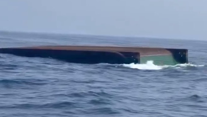 Chạy đua tìm kiếm thuyền viên trên sà lan bị chìm tại vùng biển Quảng Ngãi- Ảnh 1.