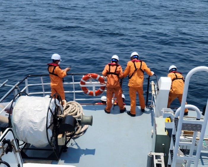 Chạy đua tìm kiếm thuyền viên trên sà lan bị chìm tại vùng biển Quảng Ngãi- Ảnh 3.