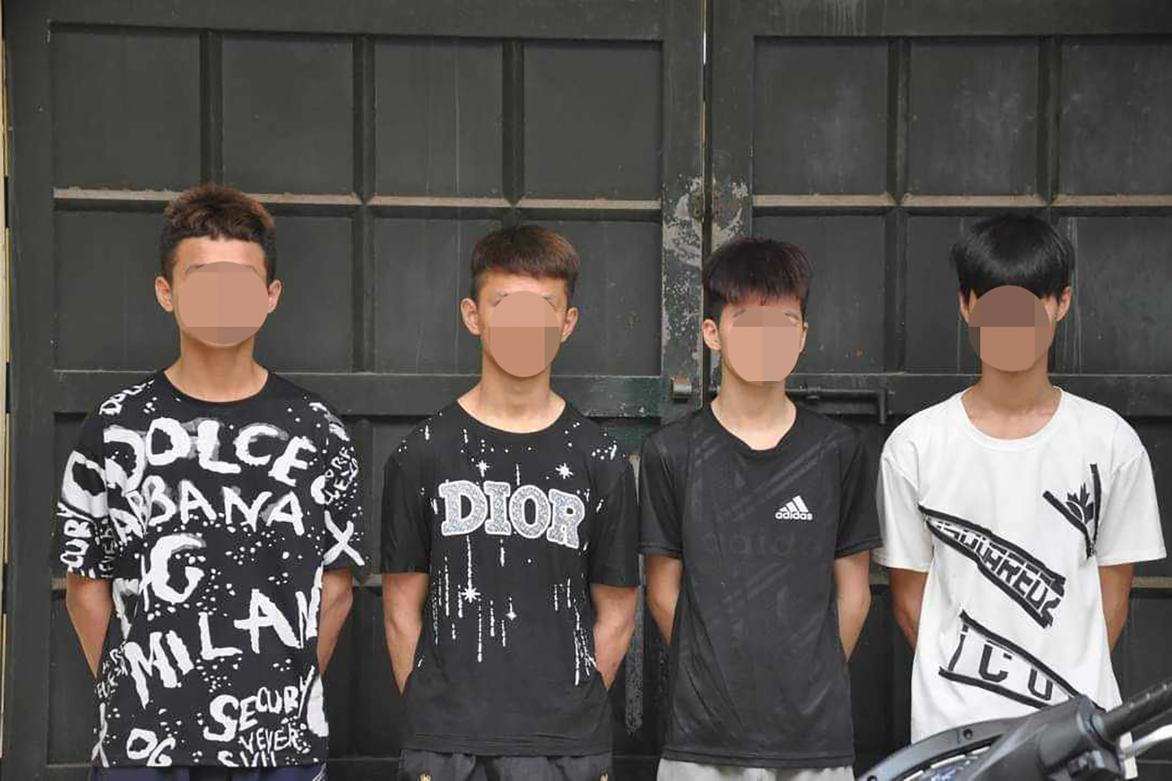 Bắt 4 thiếu niên chặn đánh người đi đường, cướp xe máy trong đêm- Ảnh 1.