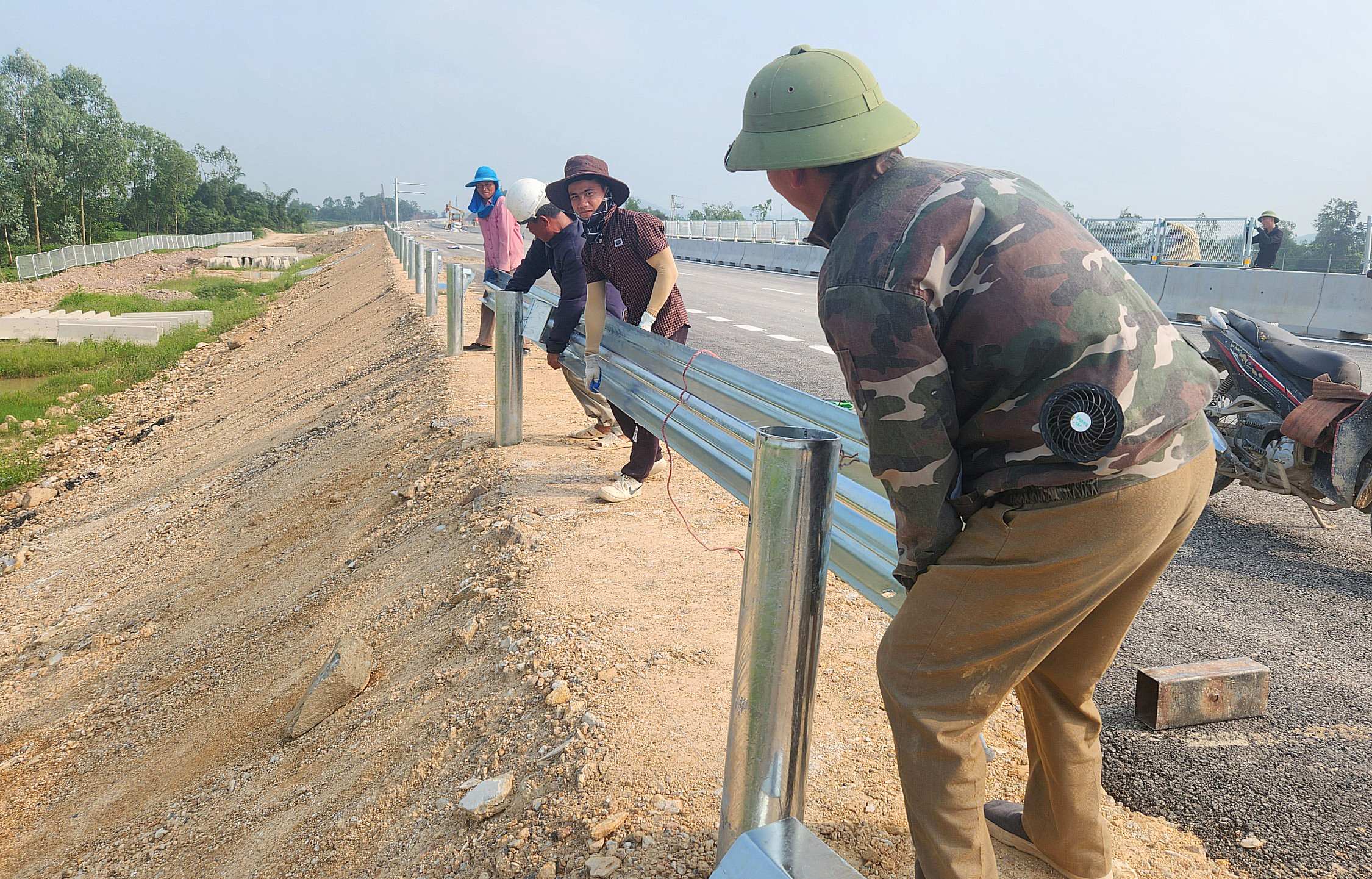 Mướt mải hoàn thiện 30km đầu tuyến cao tốc Diễn Châu - Bãi Vọt- Ảnh 18.