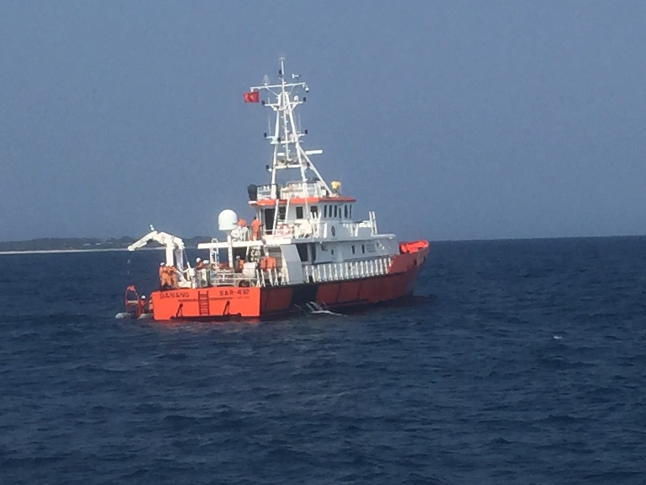 Tìm thấy thêm một thuyền viên trên sà lan bị chìm ở Quảng Ngãi- Ảnh 4.
