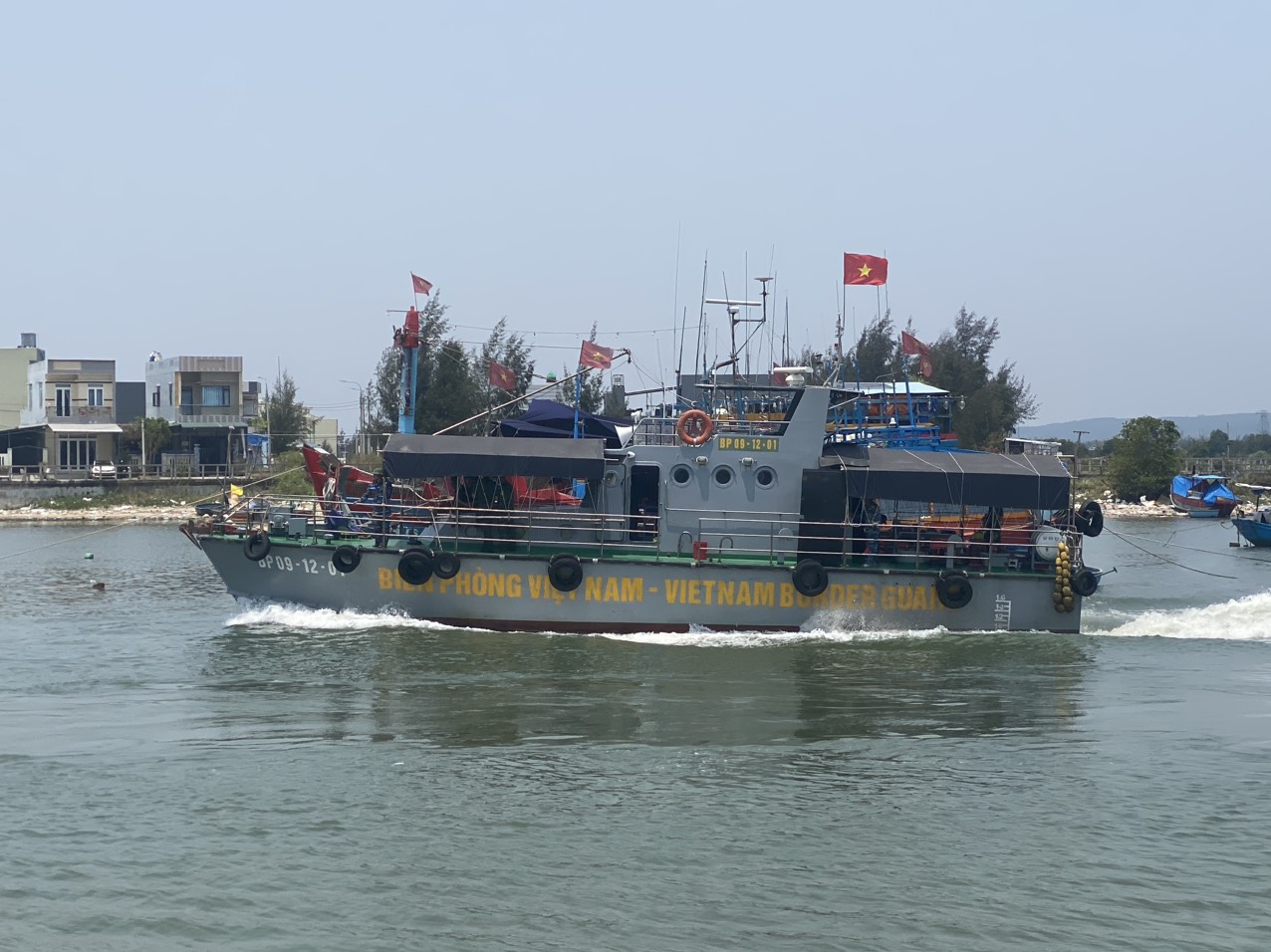 Tìm thấy thêm một thuyền viên trên sà lan bị chìm ở Quảng Ngãi- Ảnh 7.