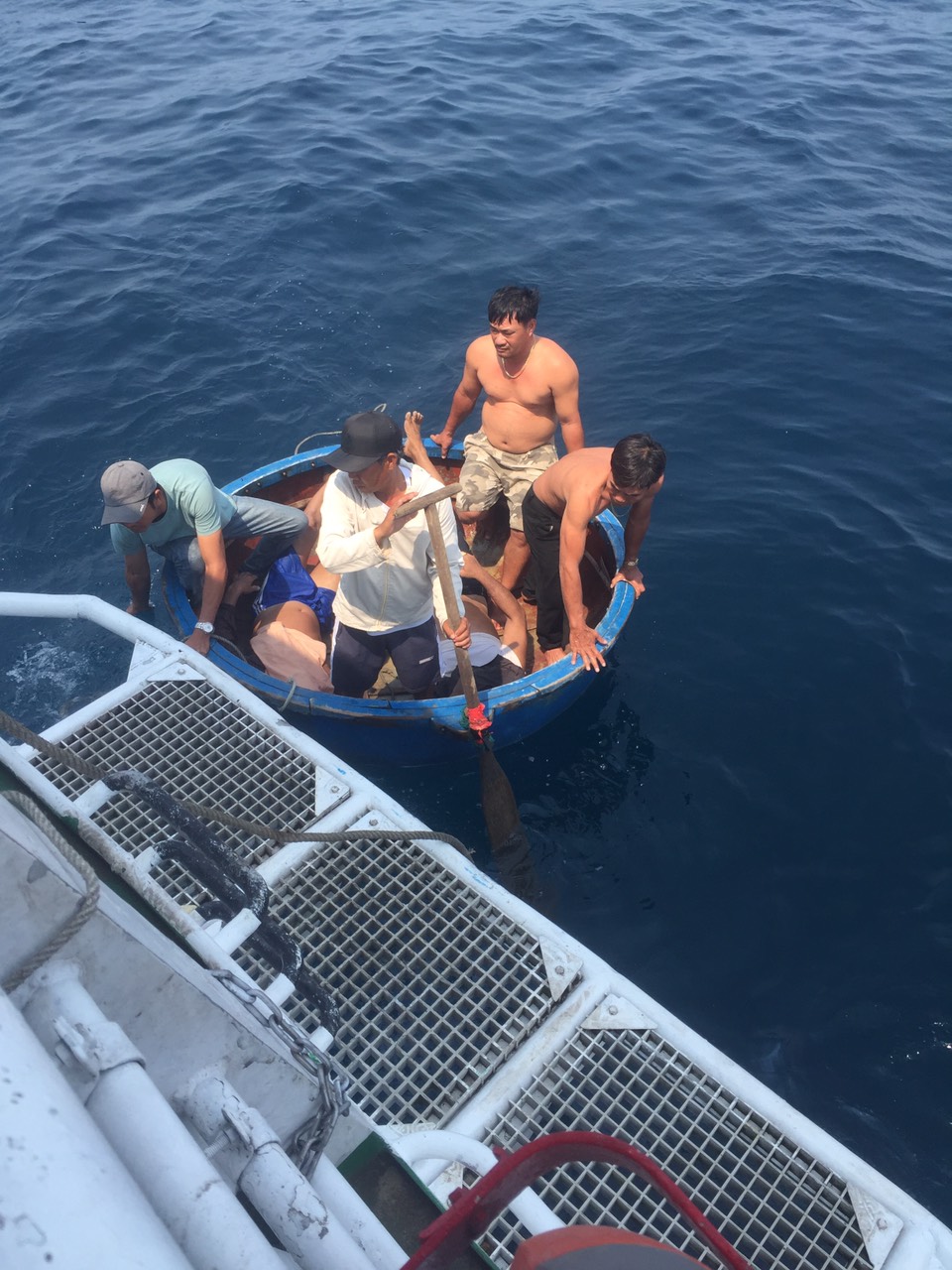 Tìm thấy thêm một thuyền viên trên sà lan bị chìm ở Quảng Ngãi- Ảnh 3.